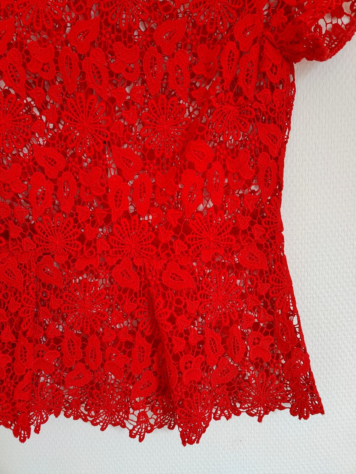 Top en dentelle rouge à manches courtes – Taille S — photo 3