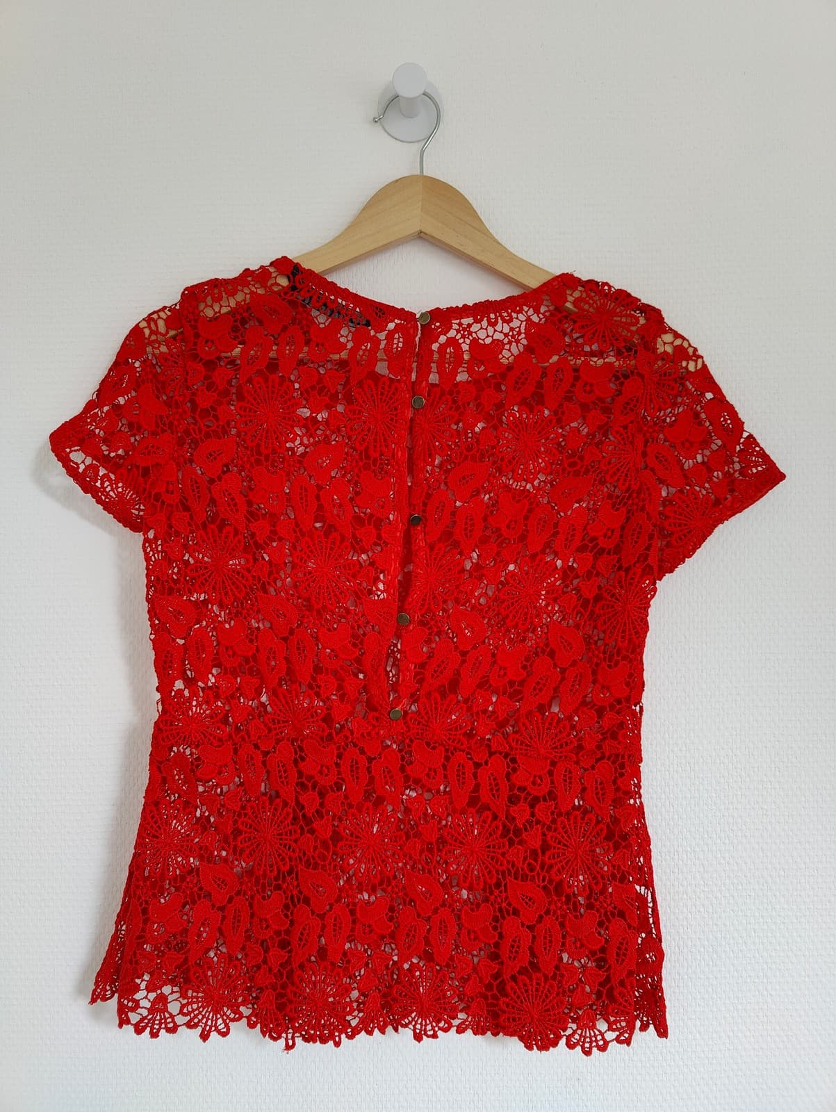 Top en dentelle rouge à manches courtes – Taille S — photo 4