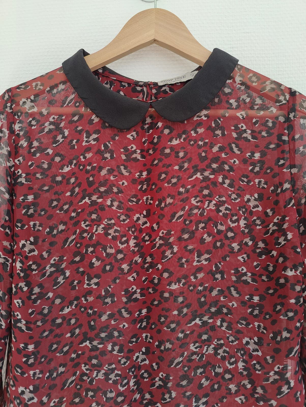 Blouse léopard bordeaux avec col Claudine noir – Taille M — photo 2