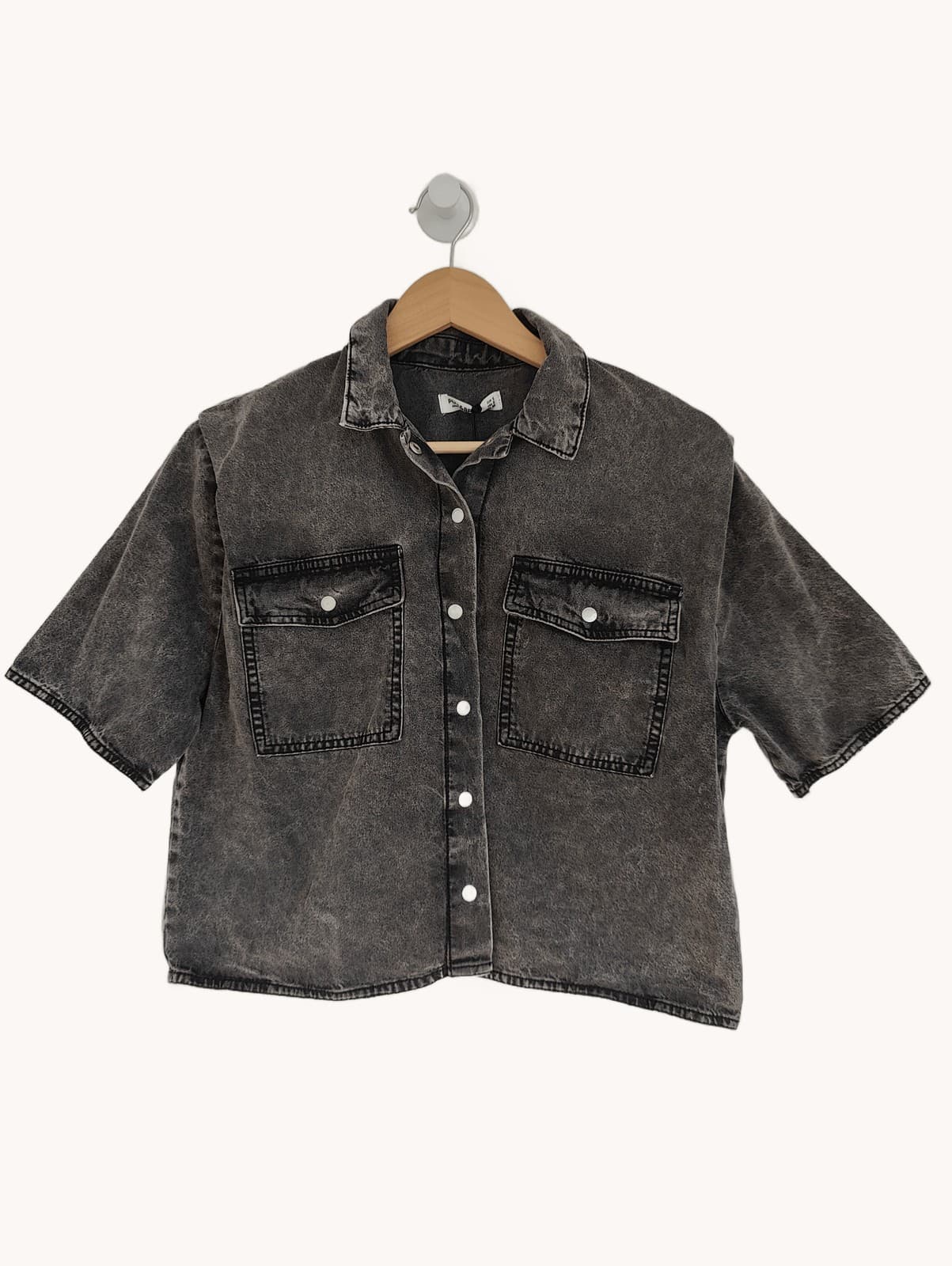 Chemise courte en jean délavé gris — Pull & Bear