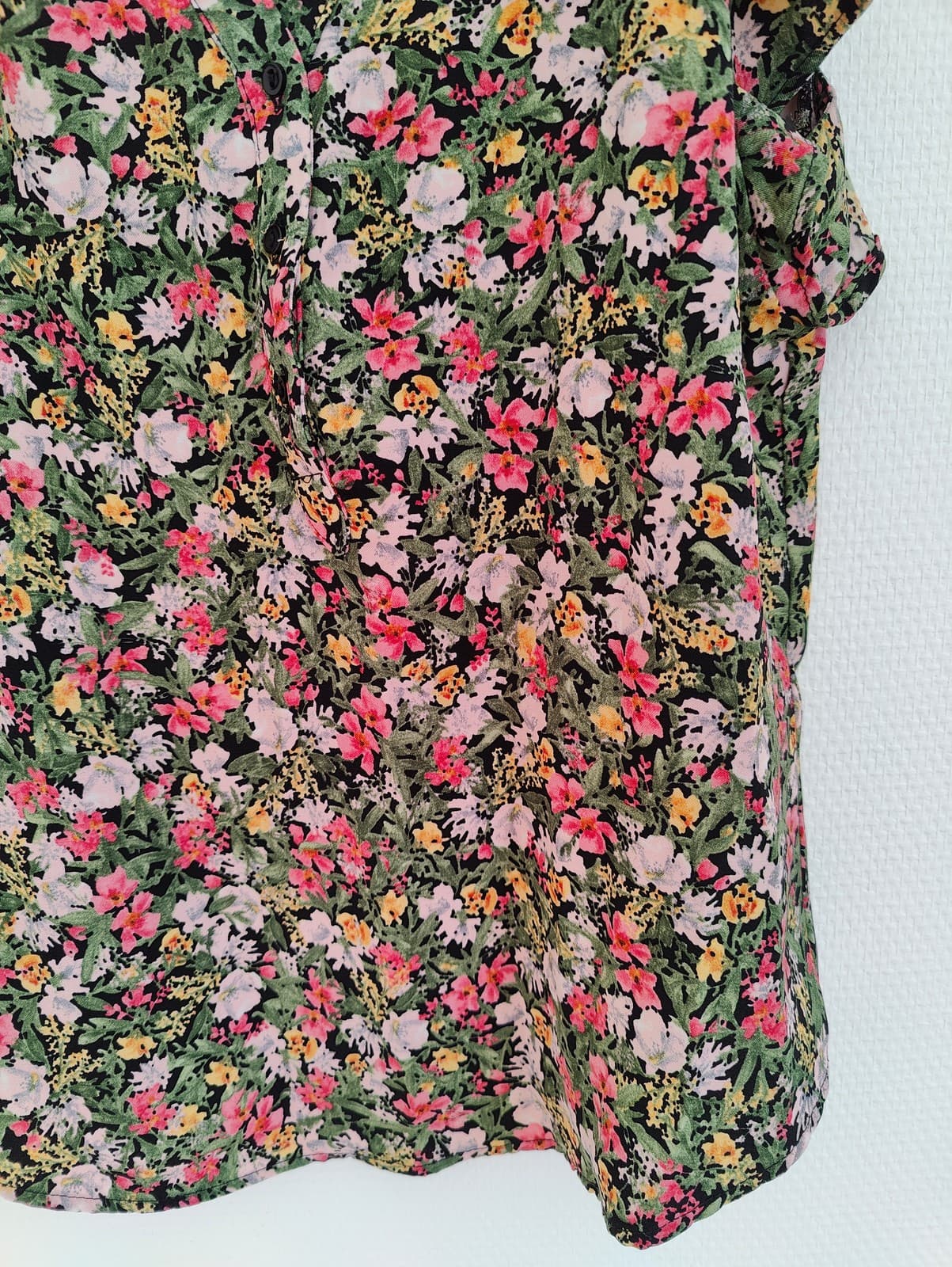 Blouse fleurie noire à volants et col V  Zara – Taille S — photo 3