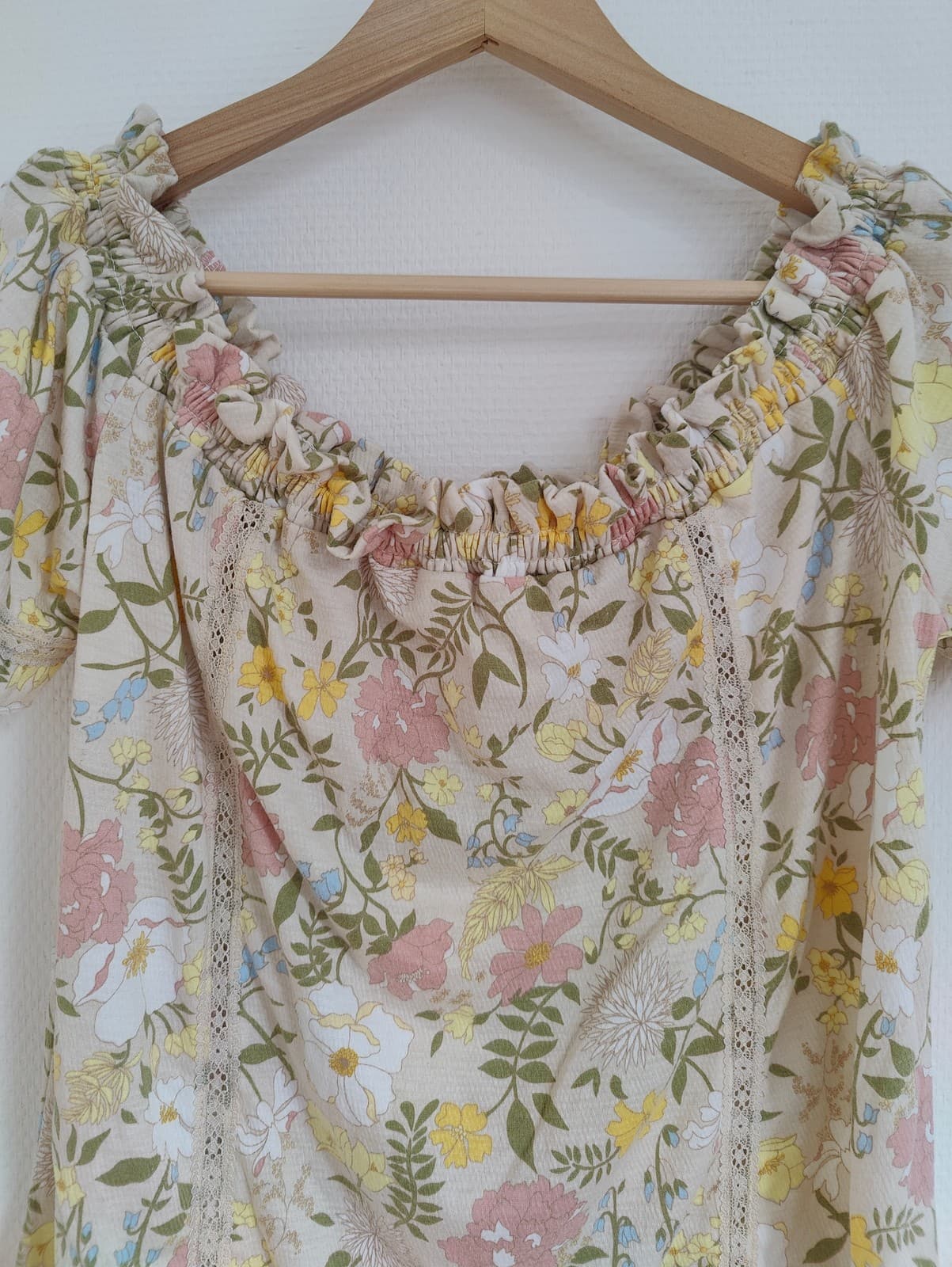 Top fleuri beige à encolure froncée et dentelle Vila – Taille M — photo 3