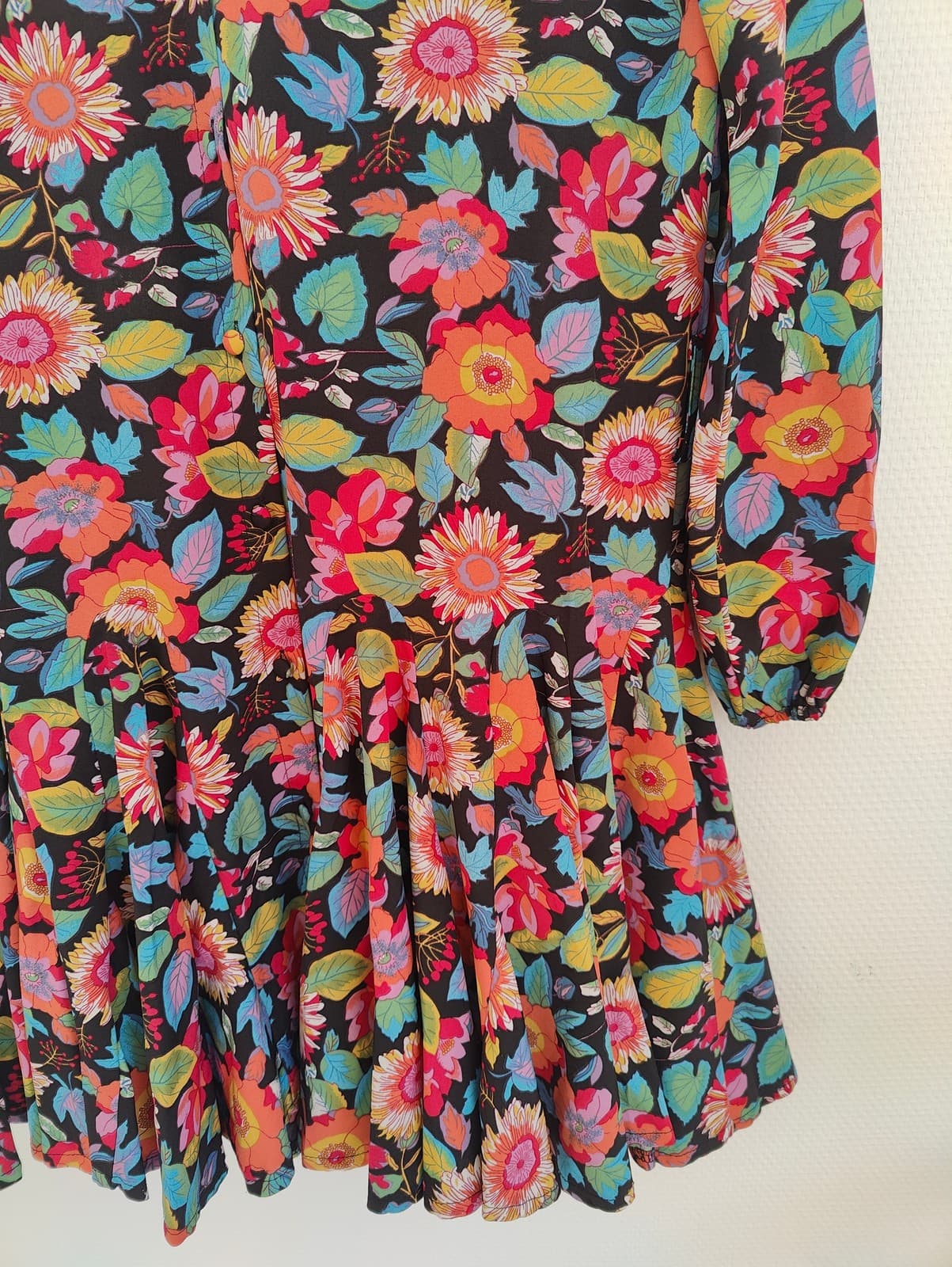 Robe fleurie multicolore sur fond noir Corte Real – Taille M — photo 3