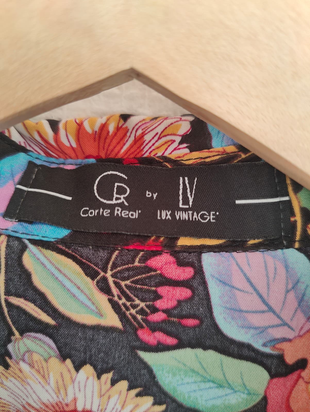 Robe fleurie multicolore sur fond noir Corte Real – Taille M — photo 4