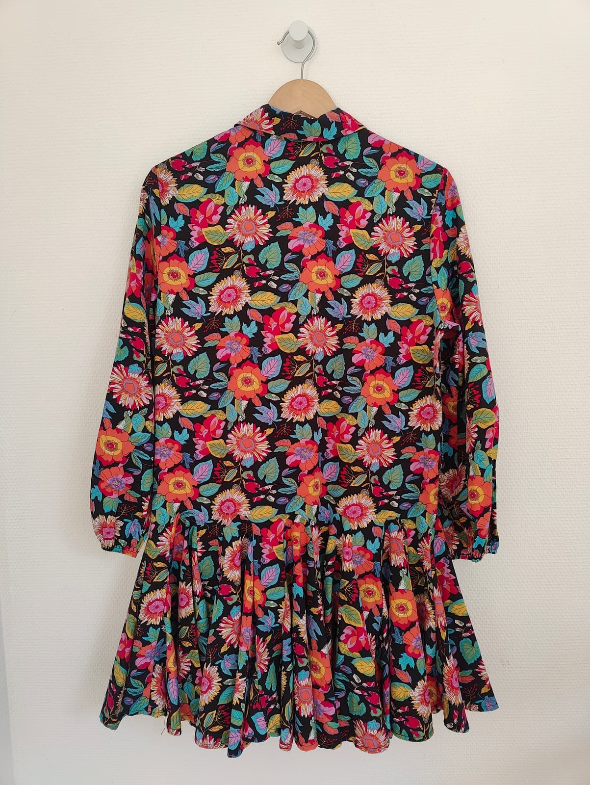Robe fleurie multicolore sur fond noir Corte Real – Taille M — photo 5