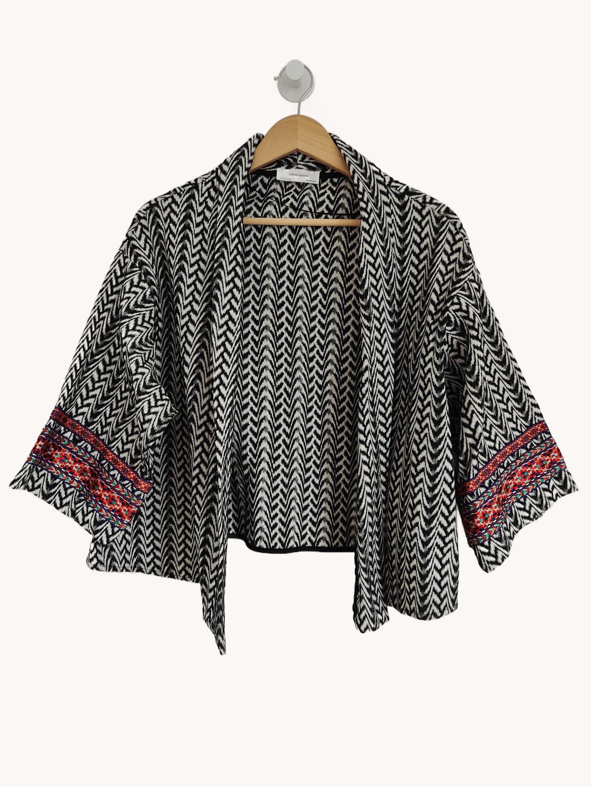 Veste kimono chevrons noir et blanc brodée Zara – Taille M