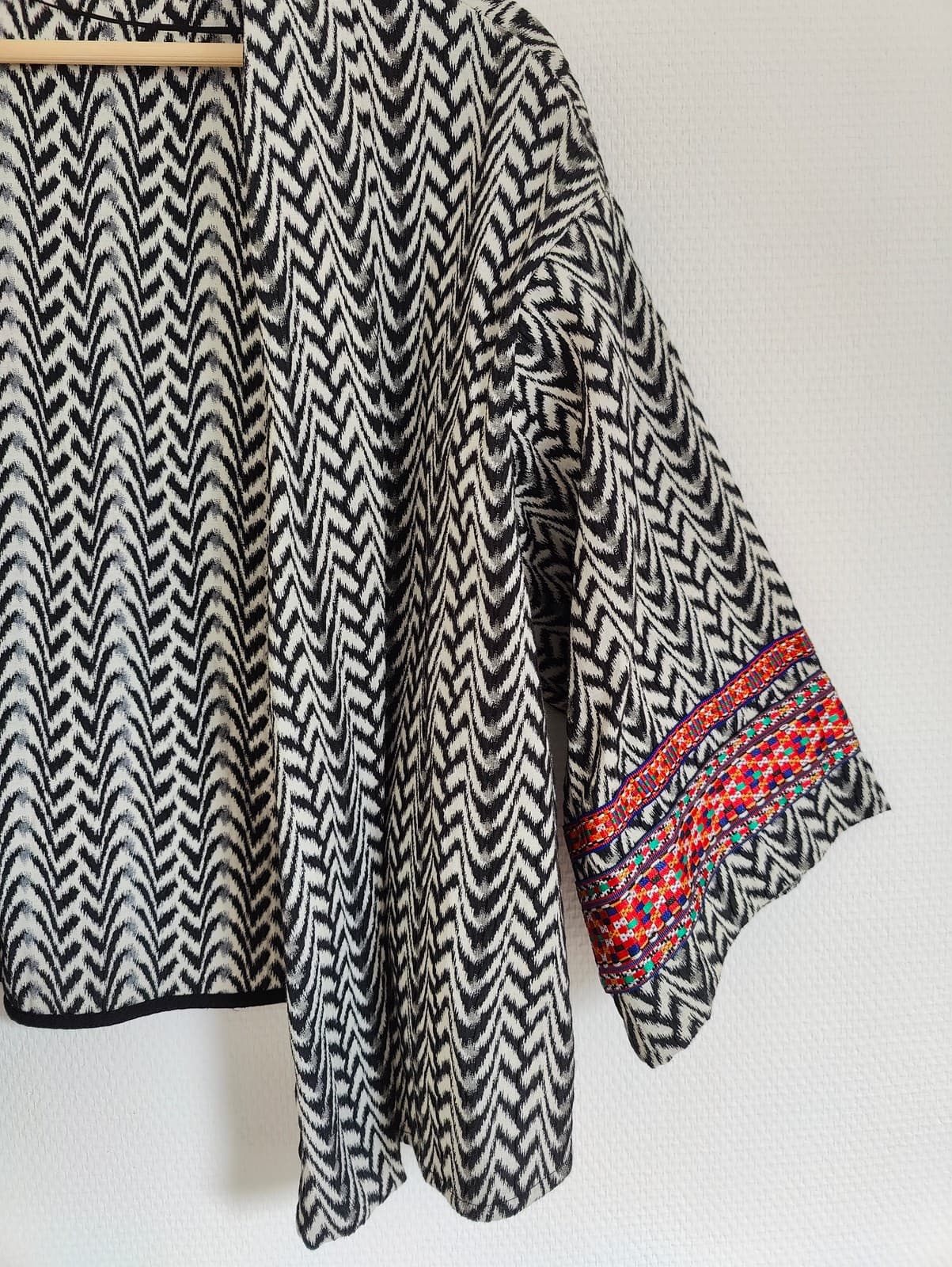 Veste kimono chevrons noir et blanc brodée Zara – Taille M — photo 3