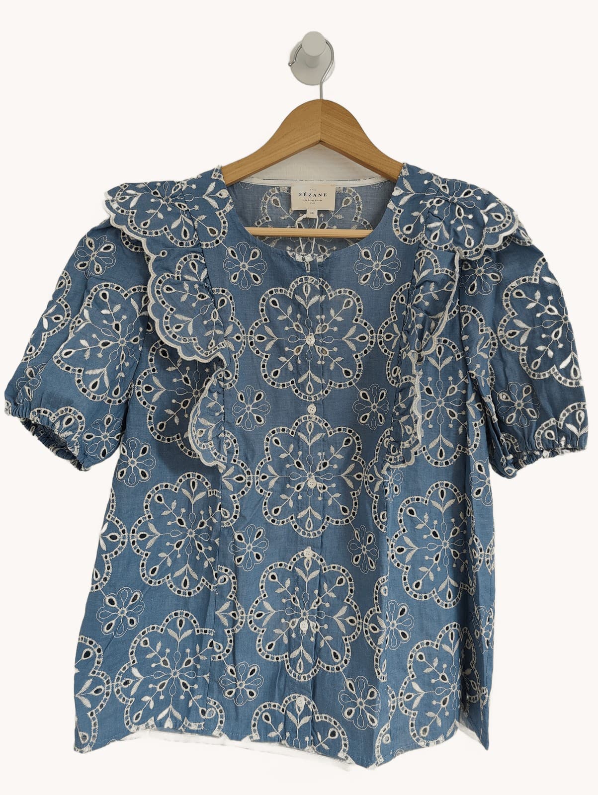 Blouse en broderie anglaise bleue à col volanté Sézane – Taille L — photo 2