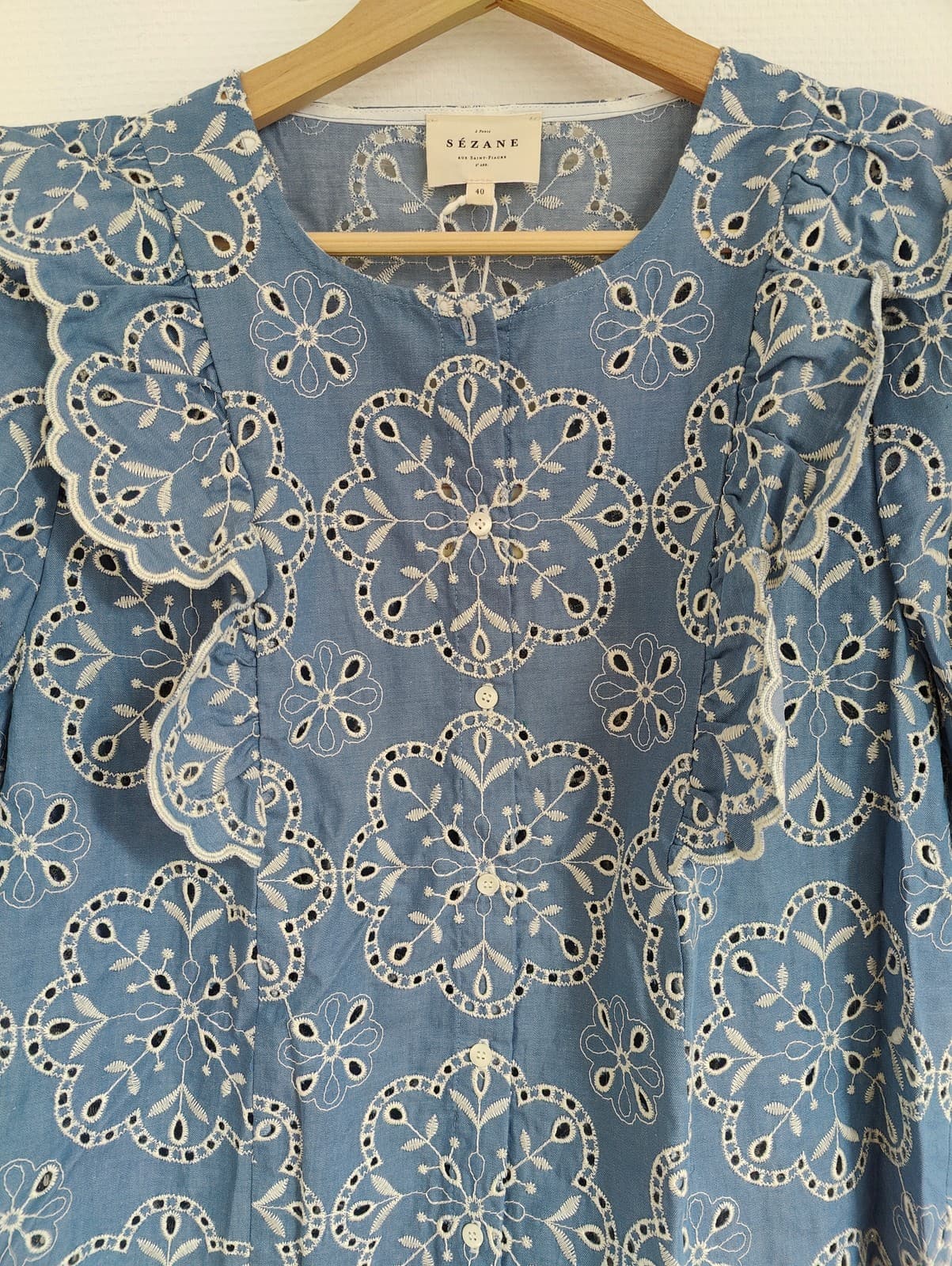 Blouse en broderie anglaise bleue à col volanté Sézane – Taille L — photo 3