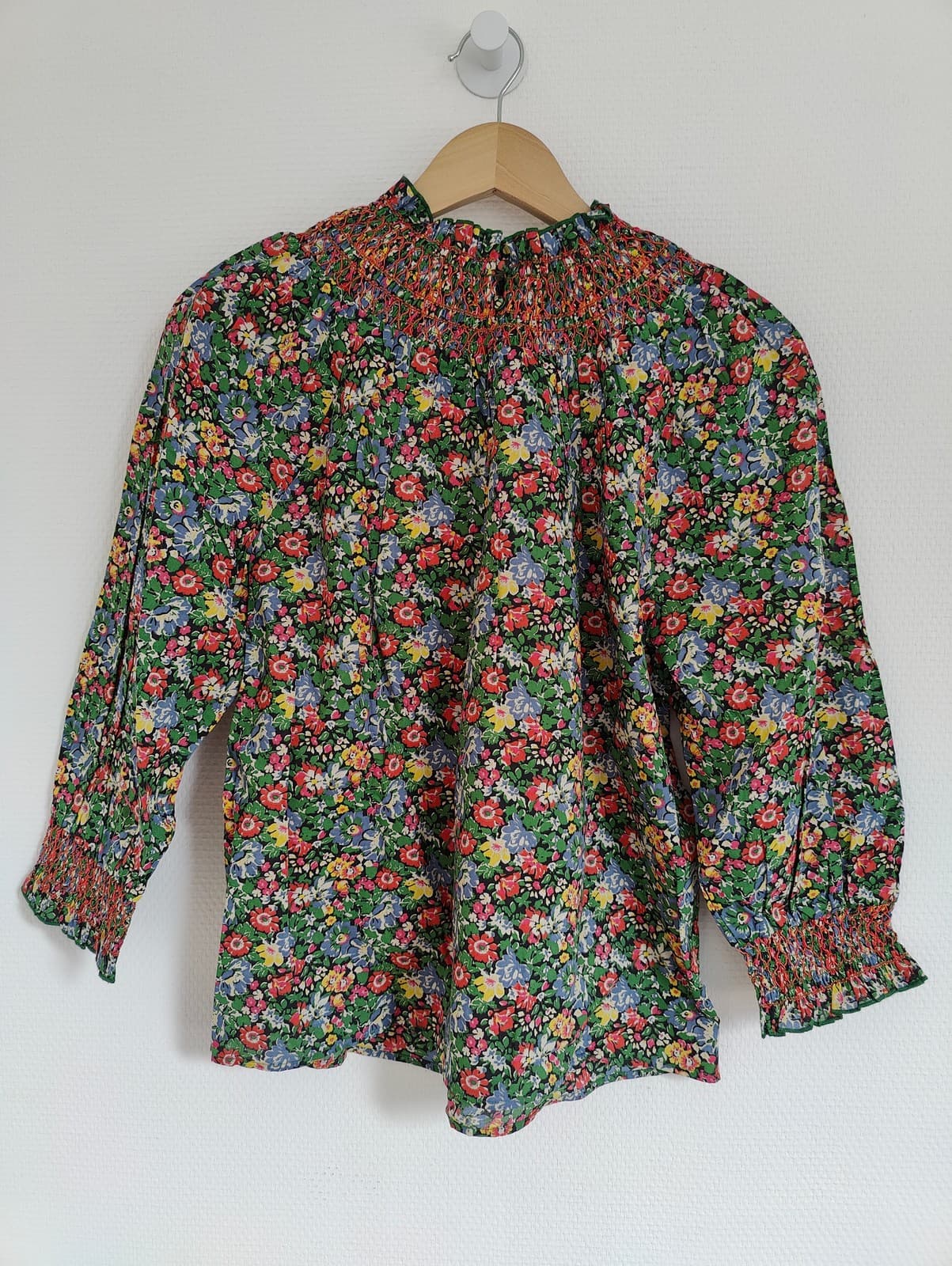 Blouse fleurie multicolore à empiècement smocké Sézane – Taille M — photo 4