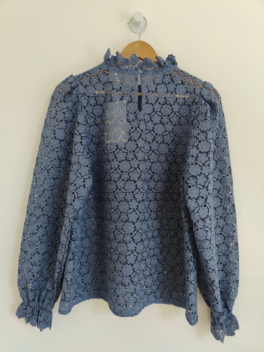 Blouse en dentelle col montant Sézane – Taille 42 — photo 4
