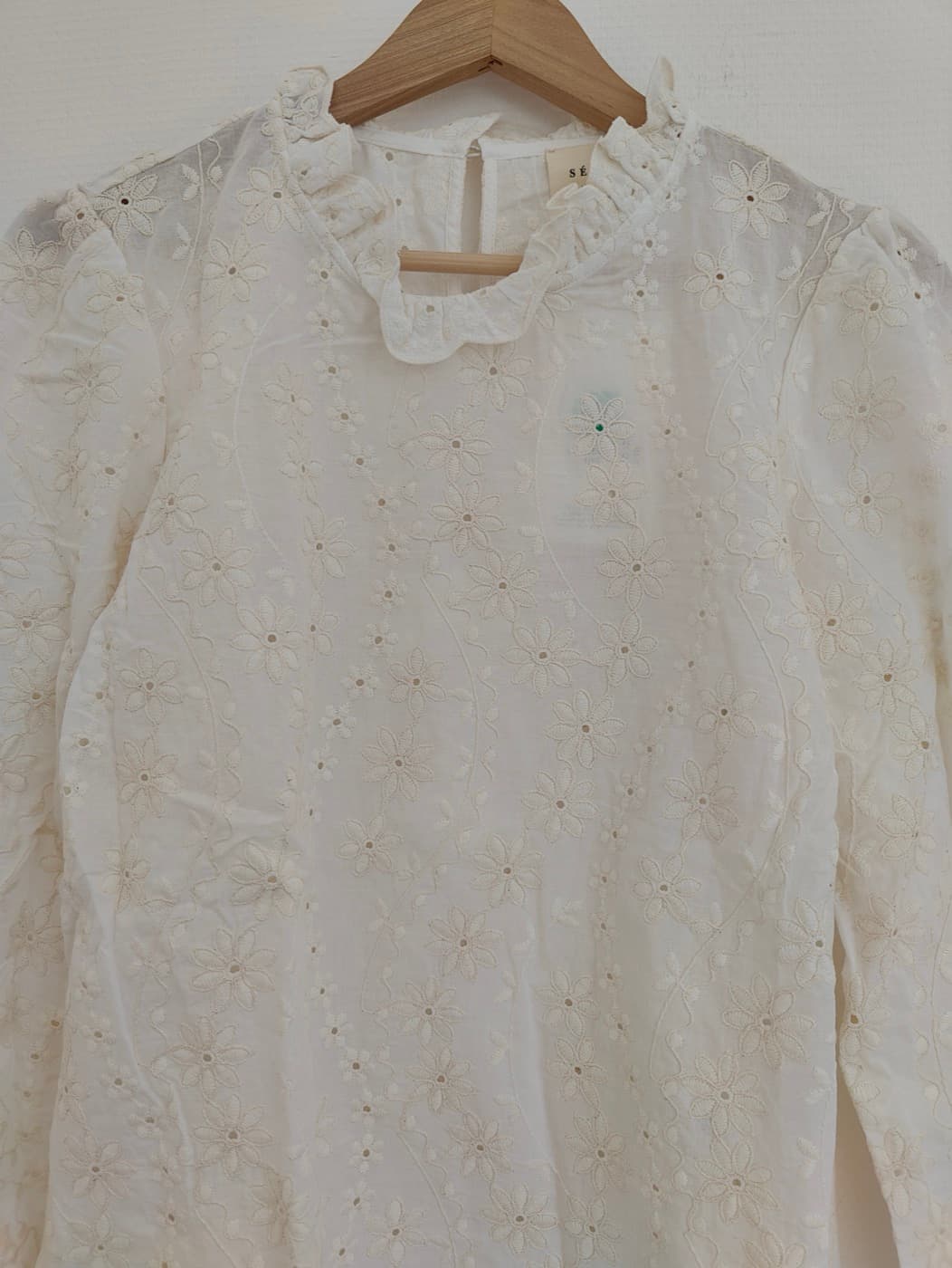 Blouse Sézane en broderie anglaise à col volanté — photo 3