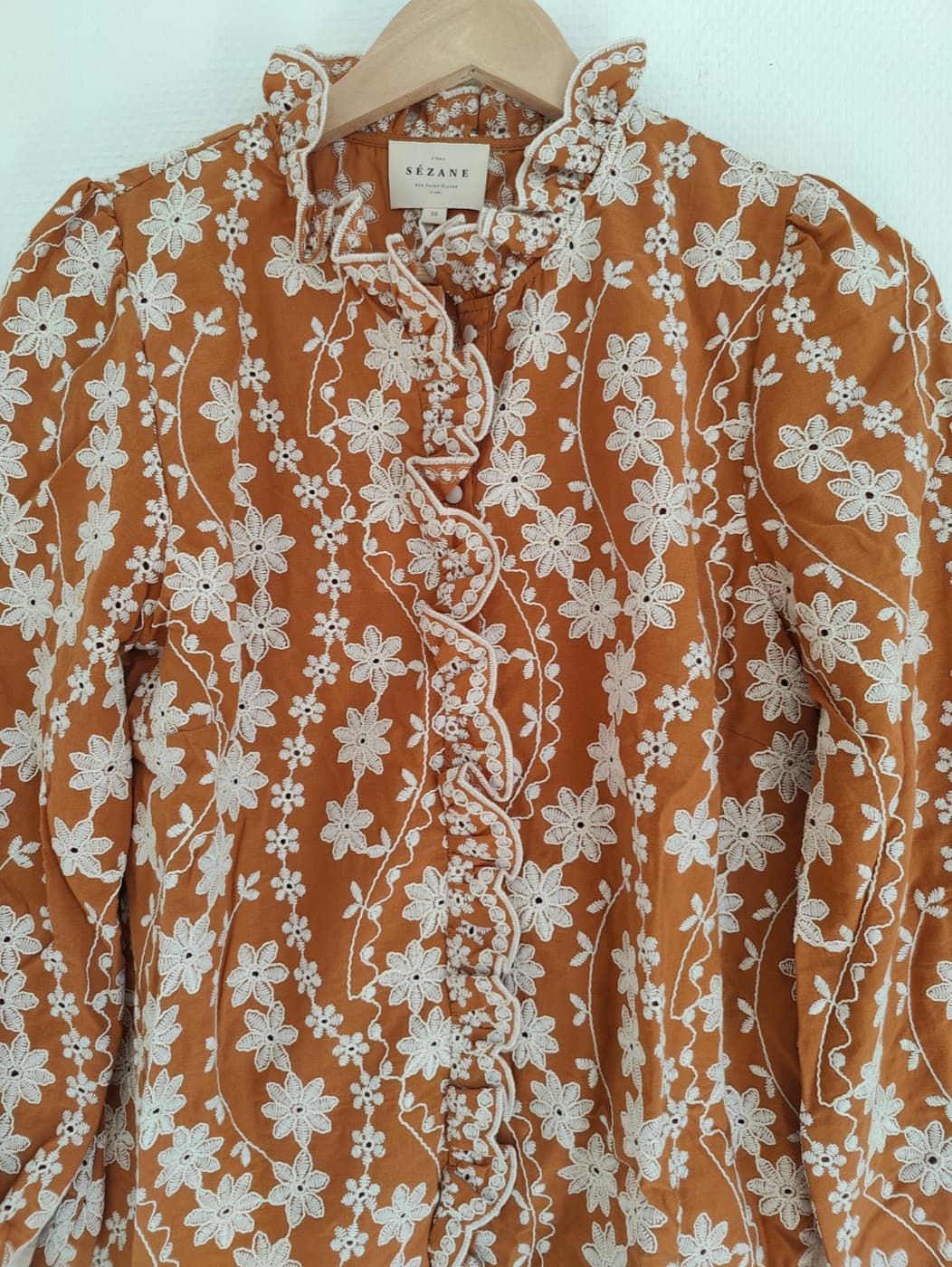Chemise Sézane camel à broderies florales  – Taille 38 — photo 3