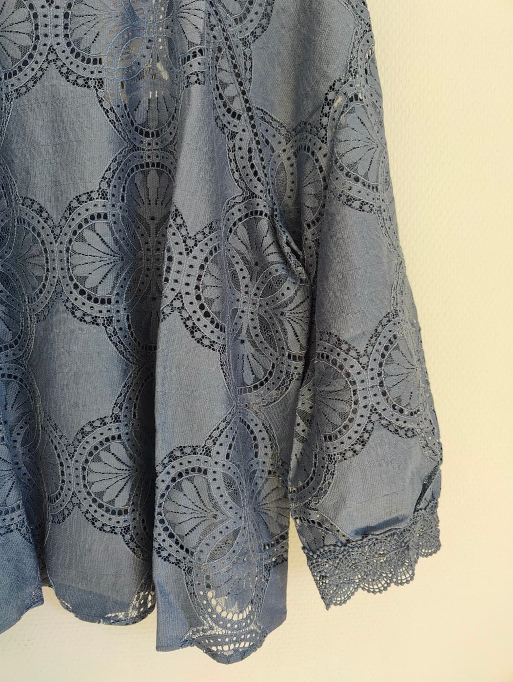 Blouse Sézane en dentelle ajourée bleu ardoise – Taille 48 — photo 3