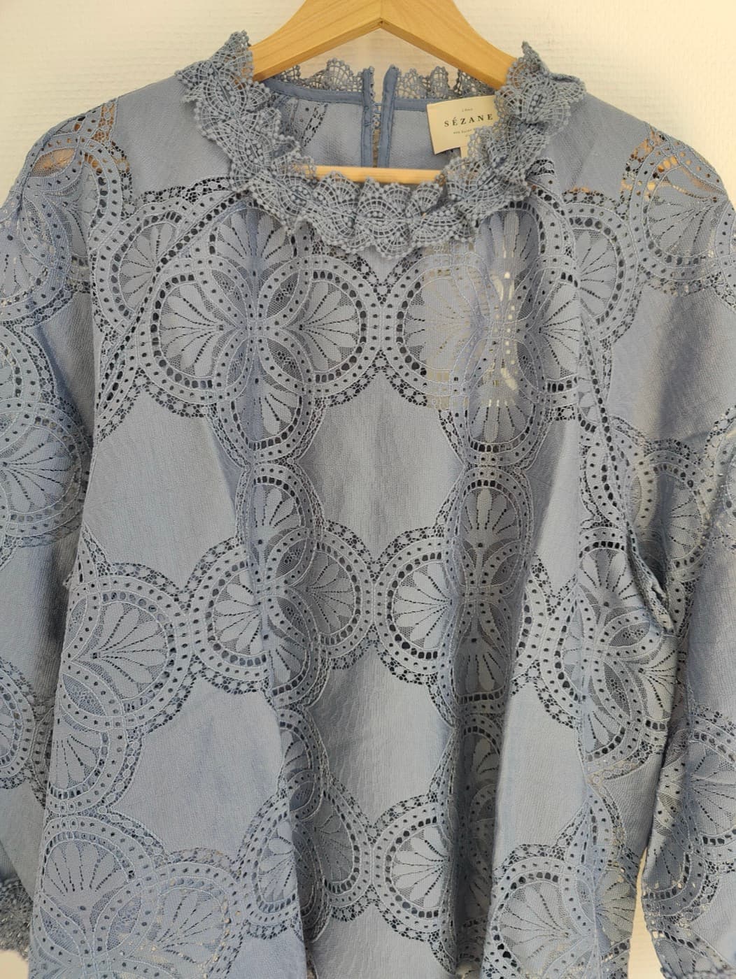 Blouse Sézane en dentelle ajourée bleu ardoise – Taille 48 — photo 2