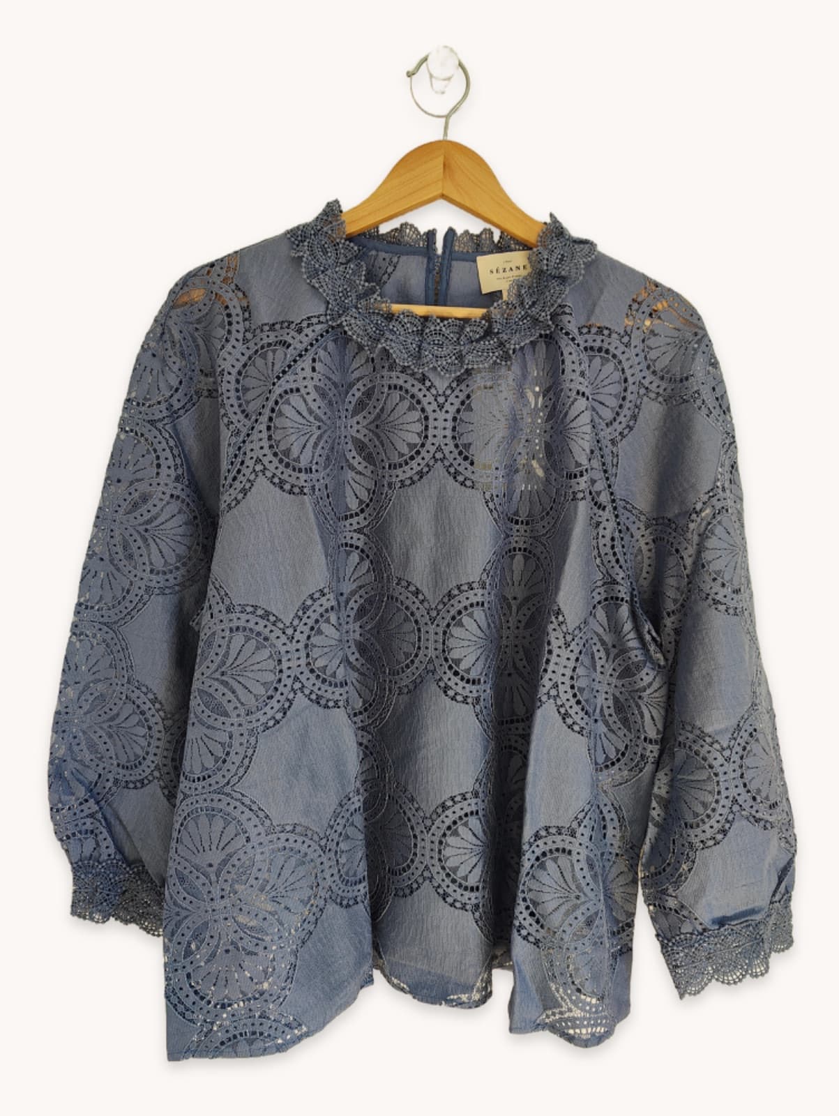 Blouse Sézane en dentelle ajourée bleu ardoise – Taille 48