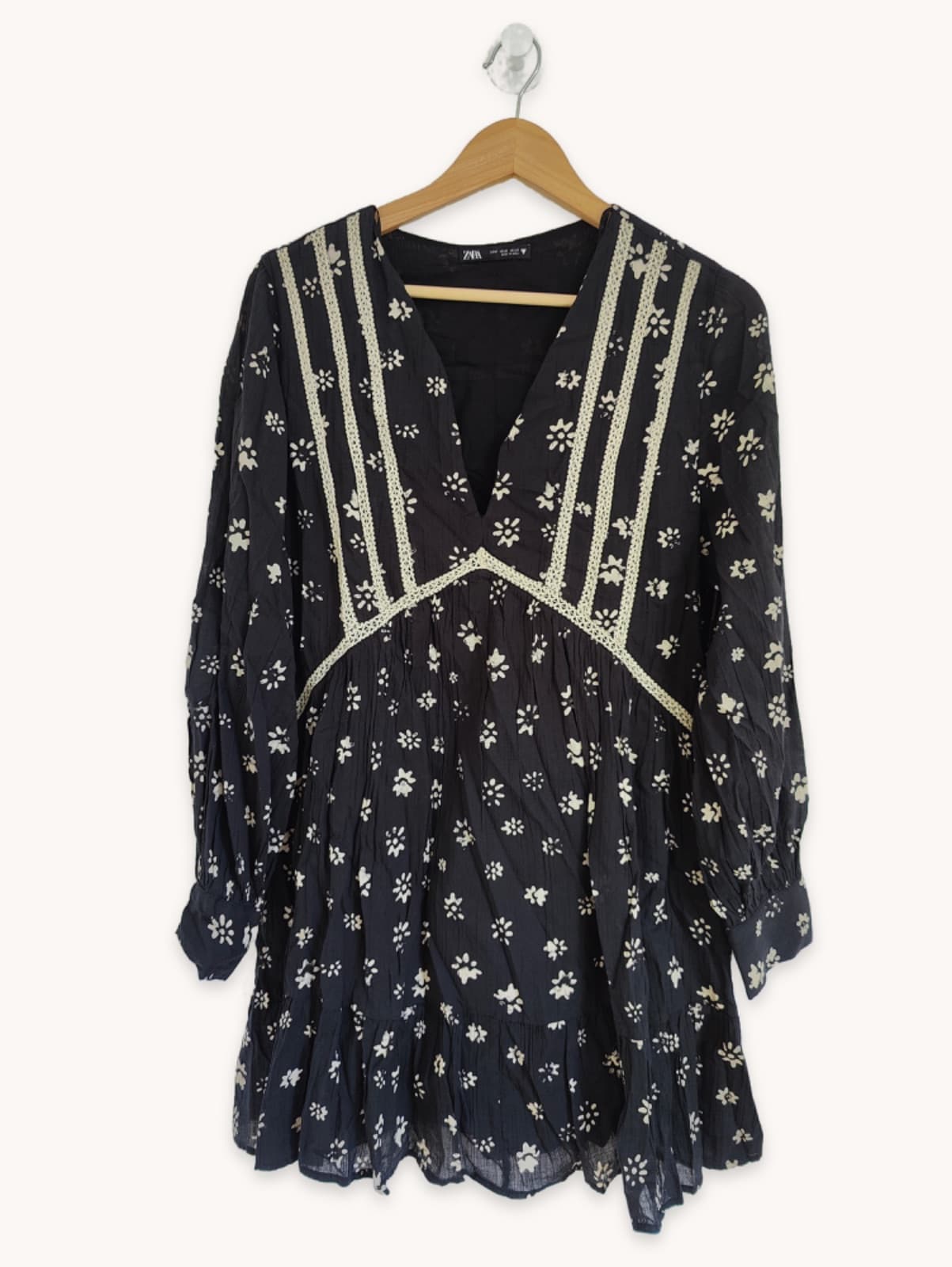 Robe Zara noire à imprimé fleuri et détails en crochet – Taille M