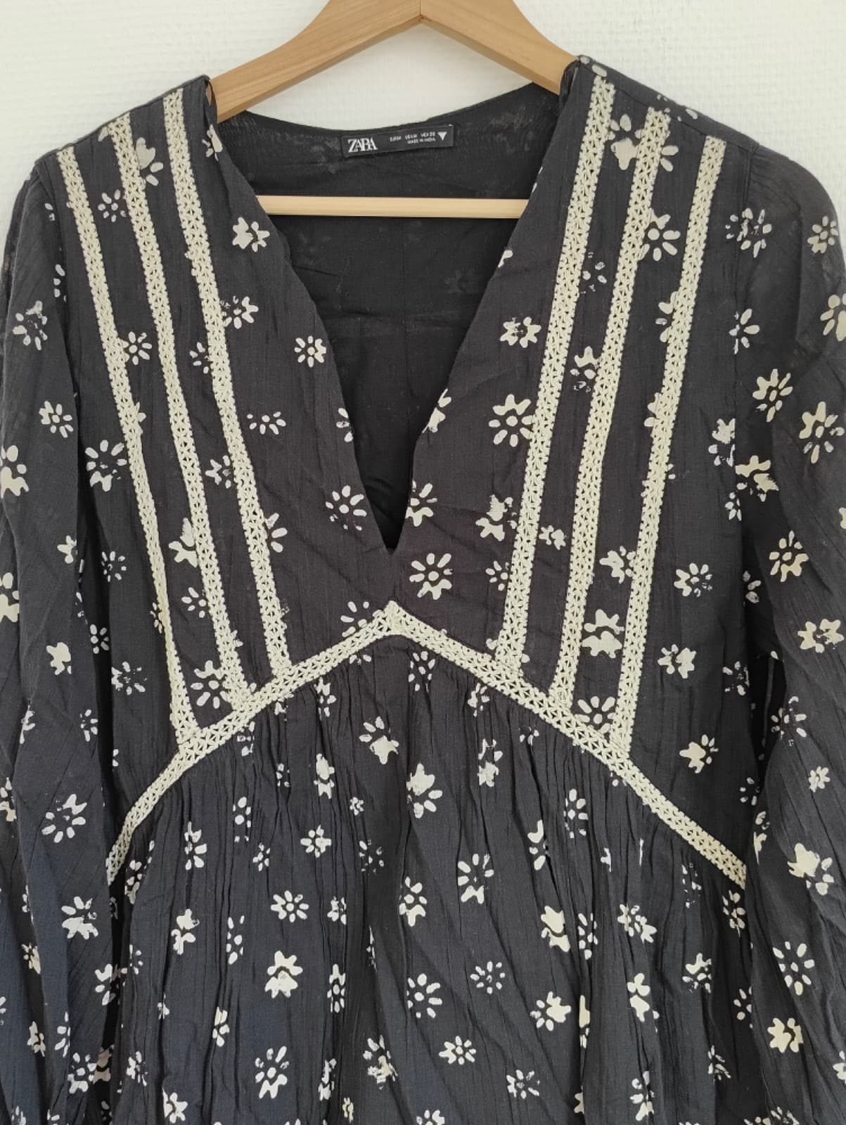 Robe Zara noire à imprimé fleuri et détails en crochet – Taille M — photo 2