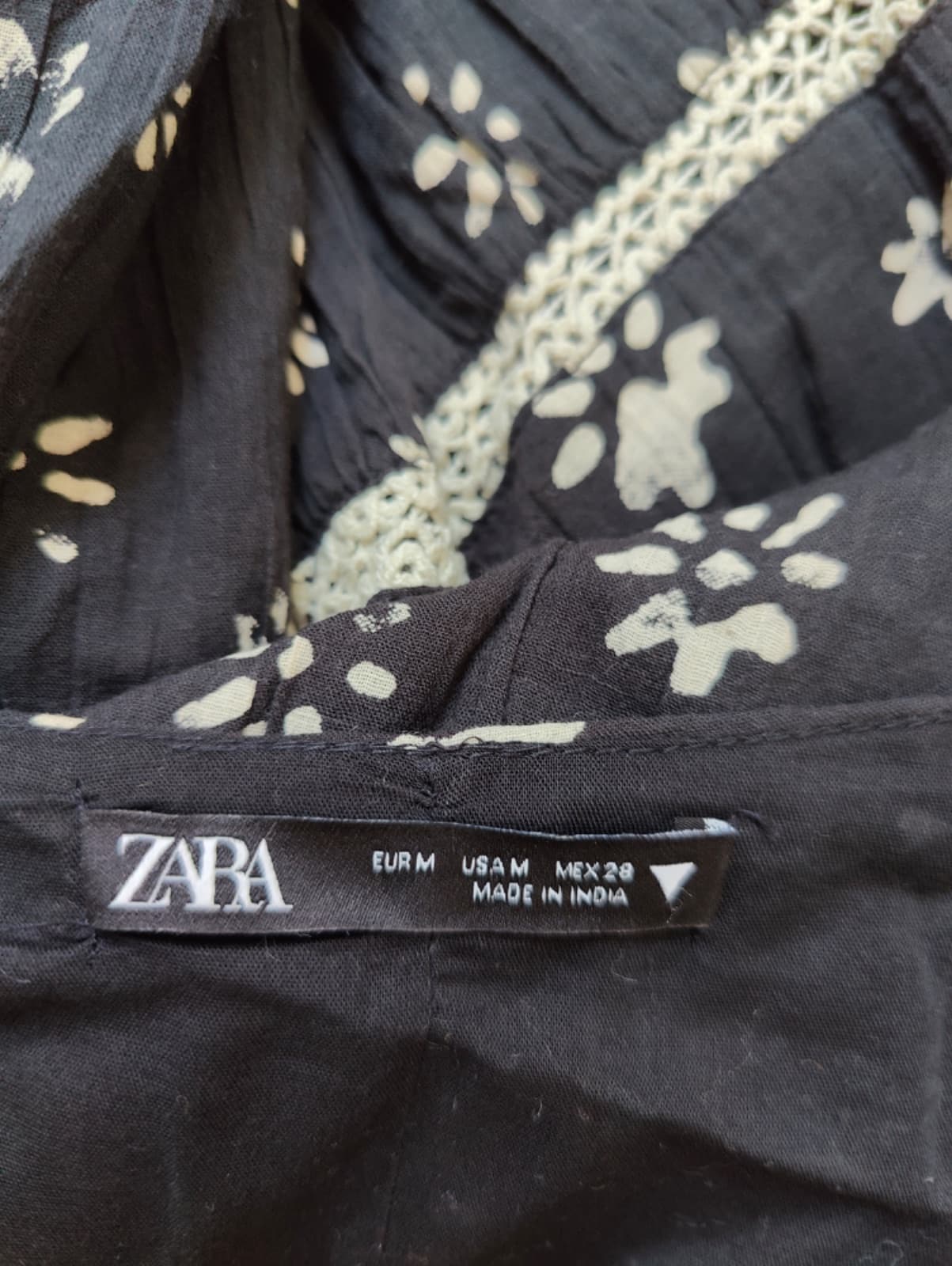 Robe Zara noire à imprimé fleuri et détails en crochet – Taille M — photo 4
