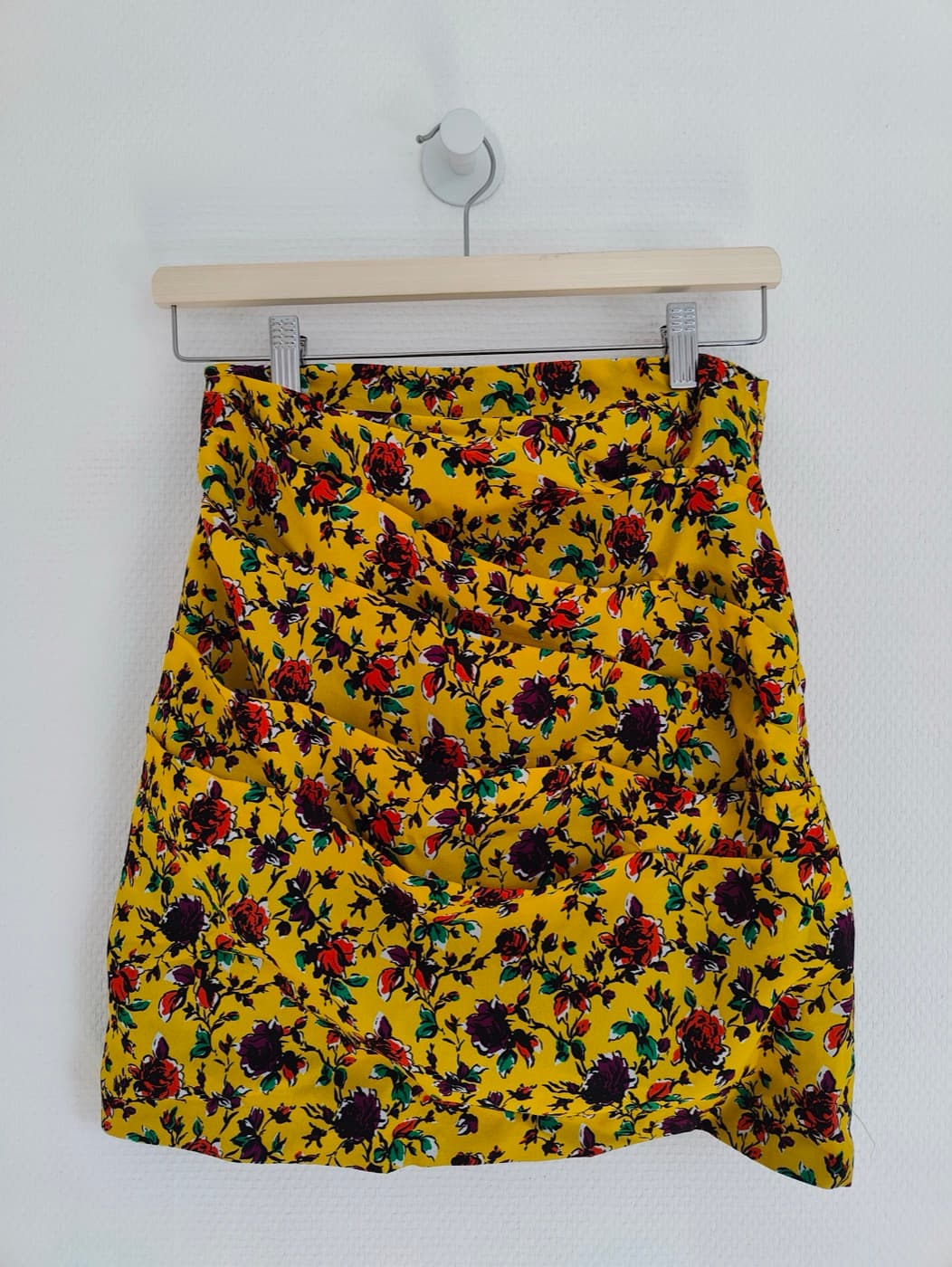 Jupe drapée Zara à imprimé floral jaune – Taille S — photo 4