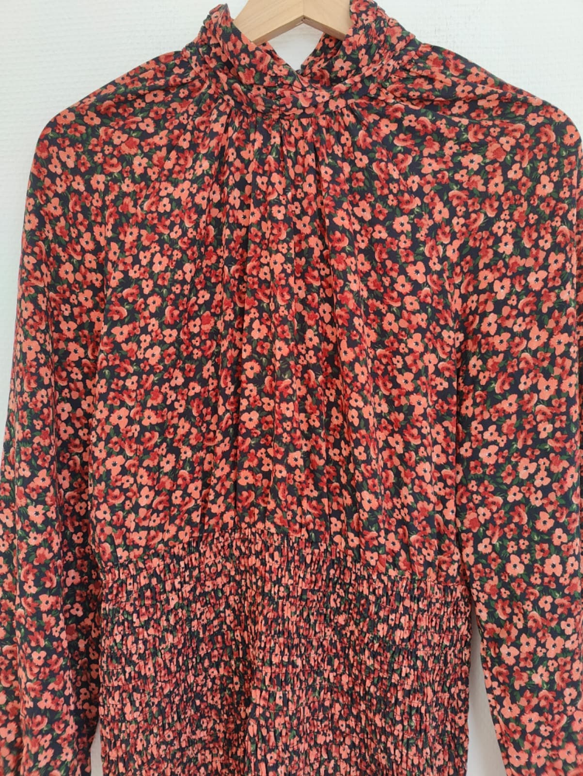 Robe courte Zara fleurie noire et rouge – Taille L — photo 3