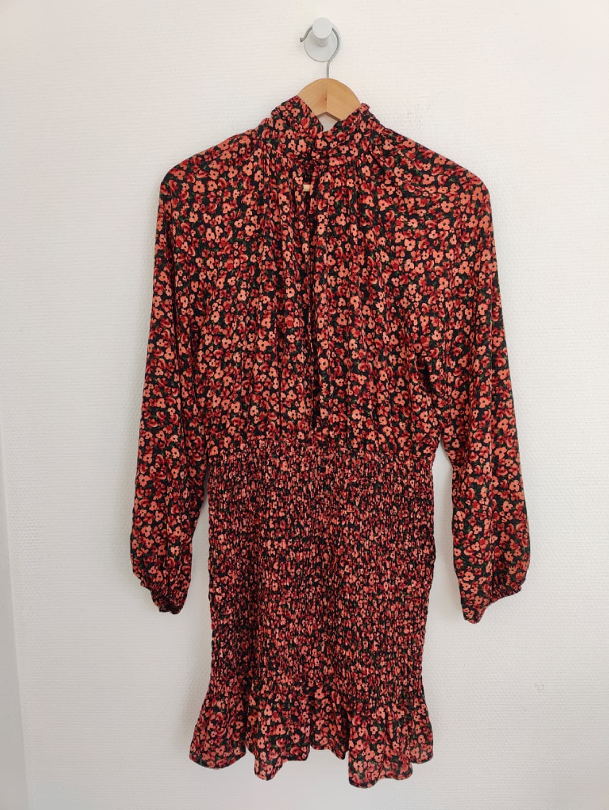 Robe courte Zara fleurie noire et rouge – Taille L — photo 4