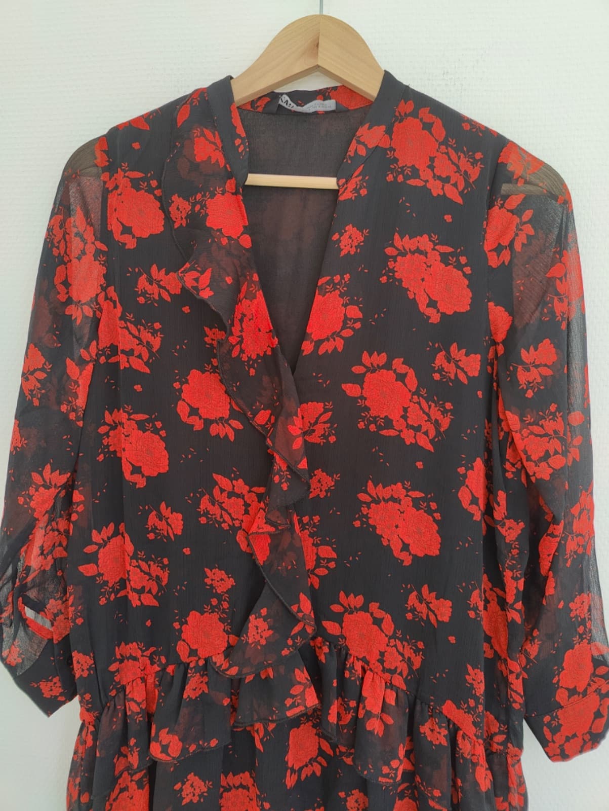 Robe Zara noire à fleurs rouges et volants – Taille S — photo 3