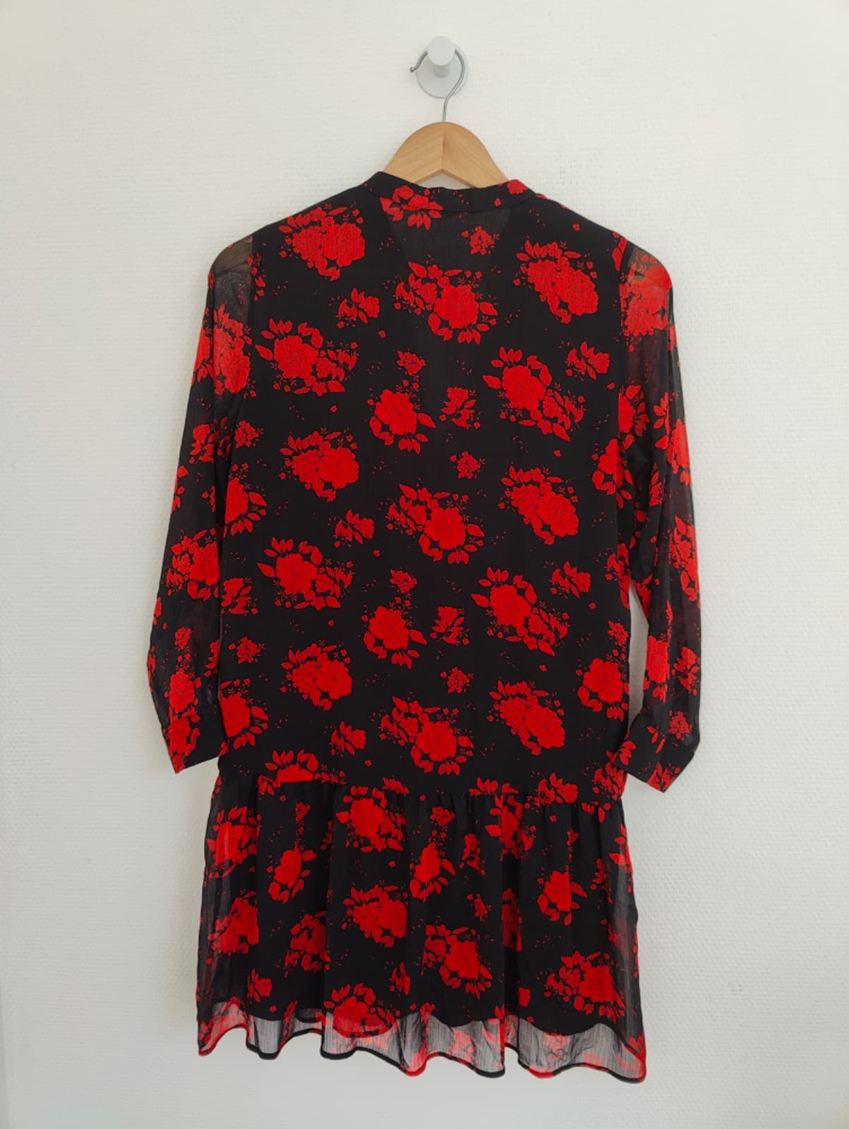 Robe Zara noire à fleurs rouges et volants – Taille S — photo 4