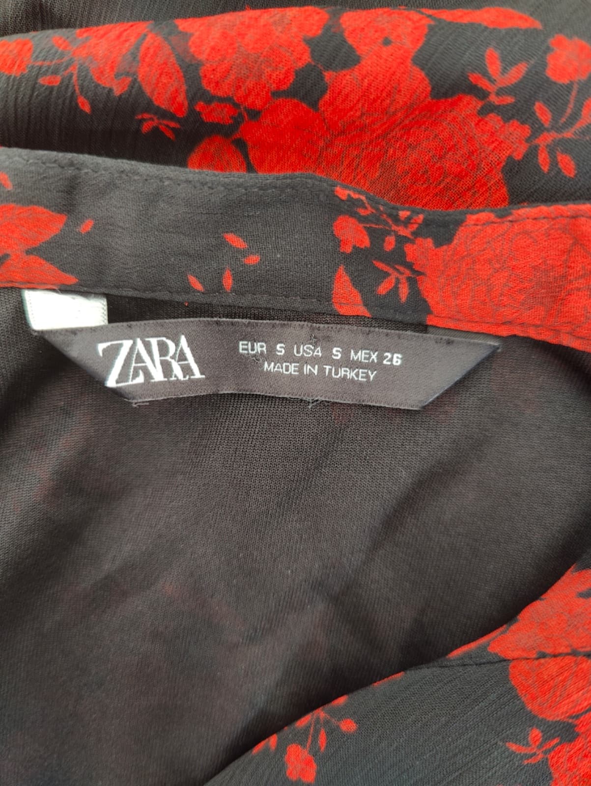 Robe Zara noire à fleurs rouges et volants – Taille S — photo 5