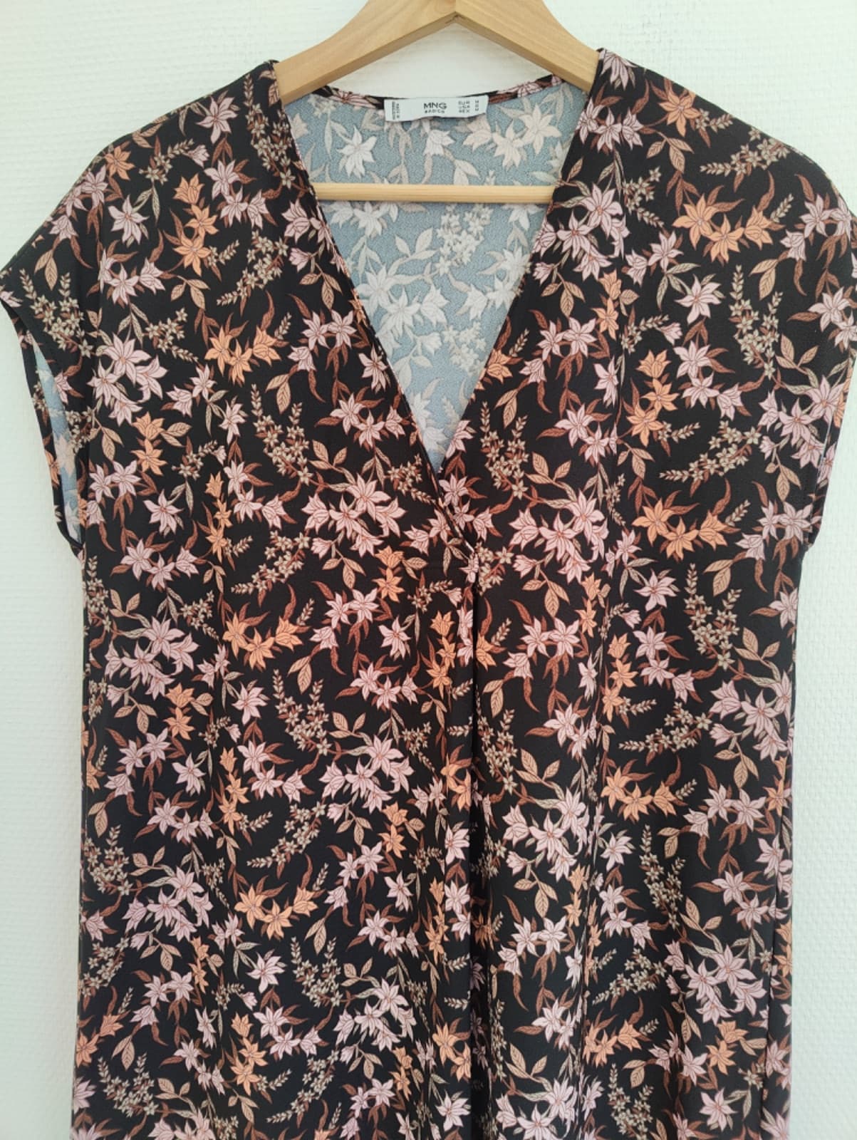 Robe Mango fleurie noire à col V – Taille M — photo 3