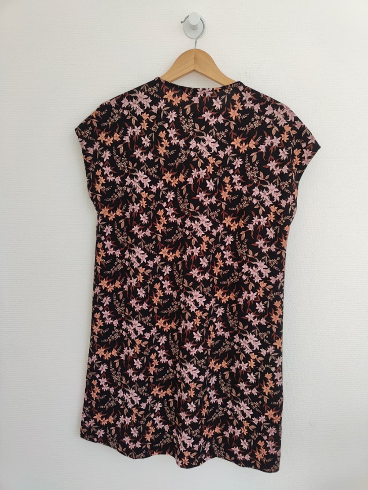 Robe Mango fleurie noire à col V – Taille M — photo 4