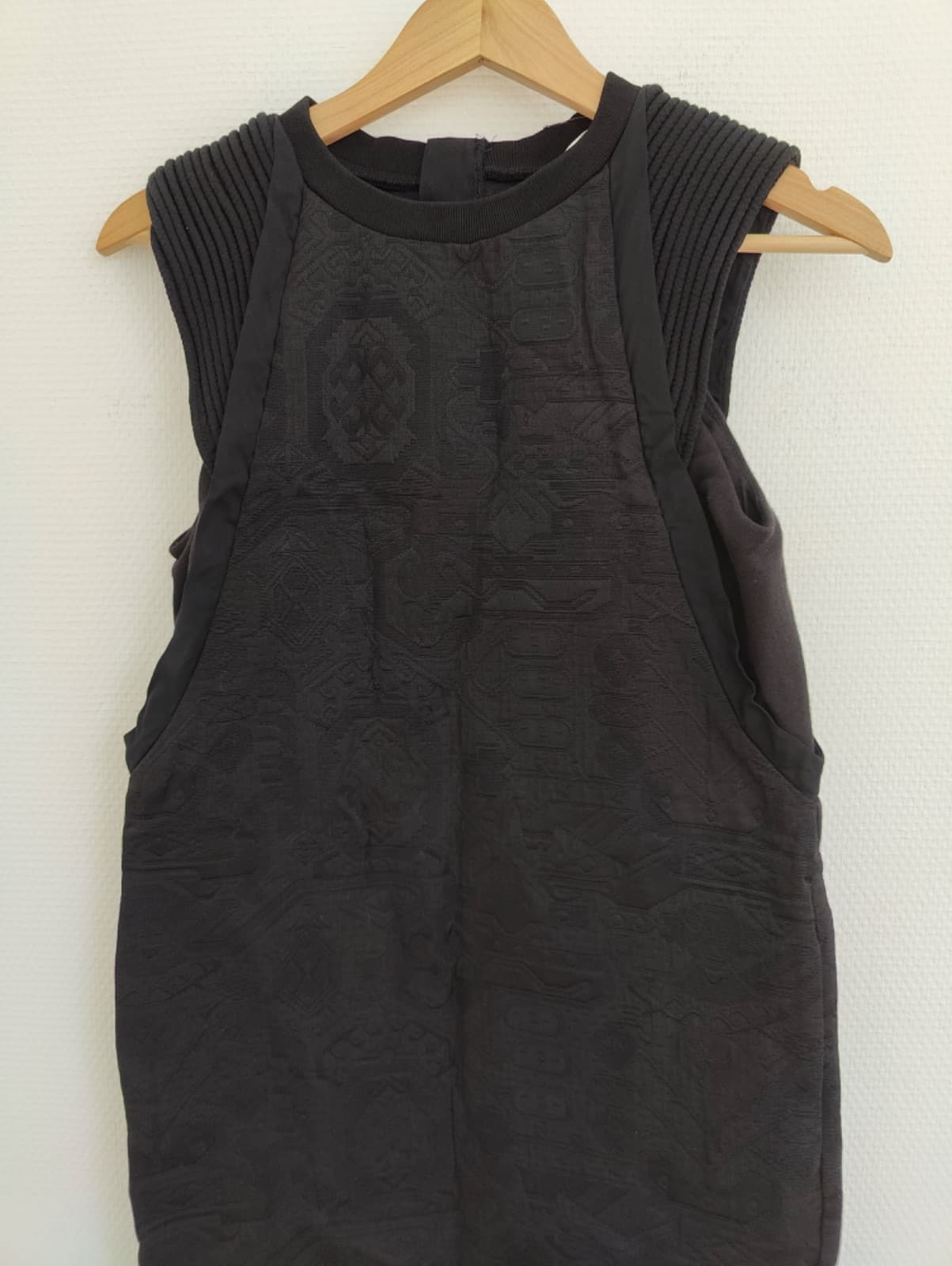 Robe noire See U Soon texturée sans manches – Taille 0 — photo 3