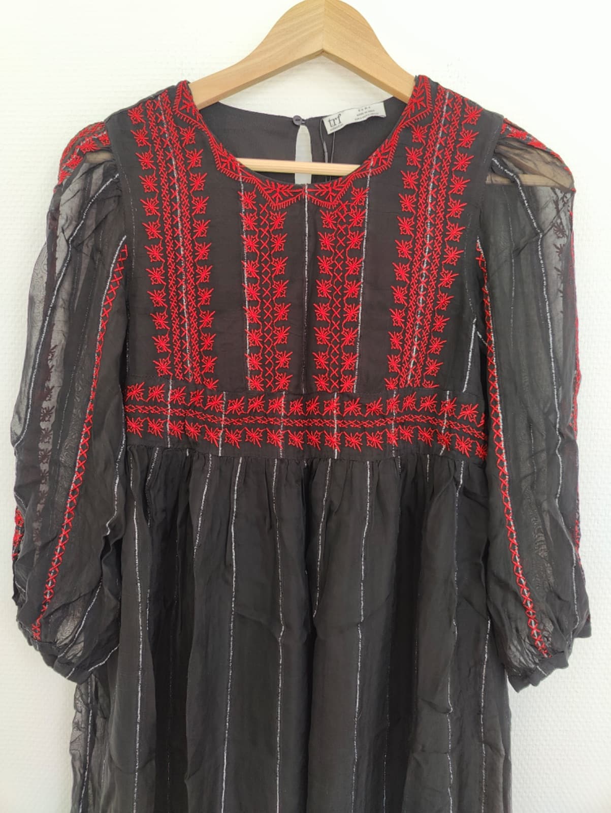 Robe Zara noire brodée rouge – Taille S — photo 3