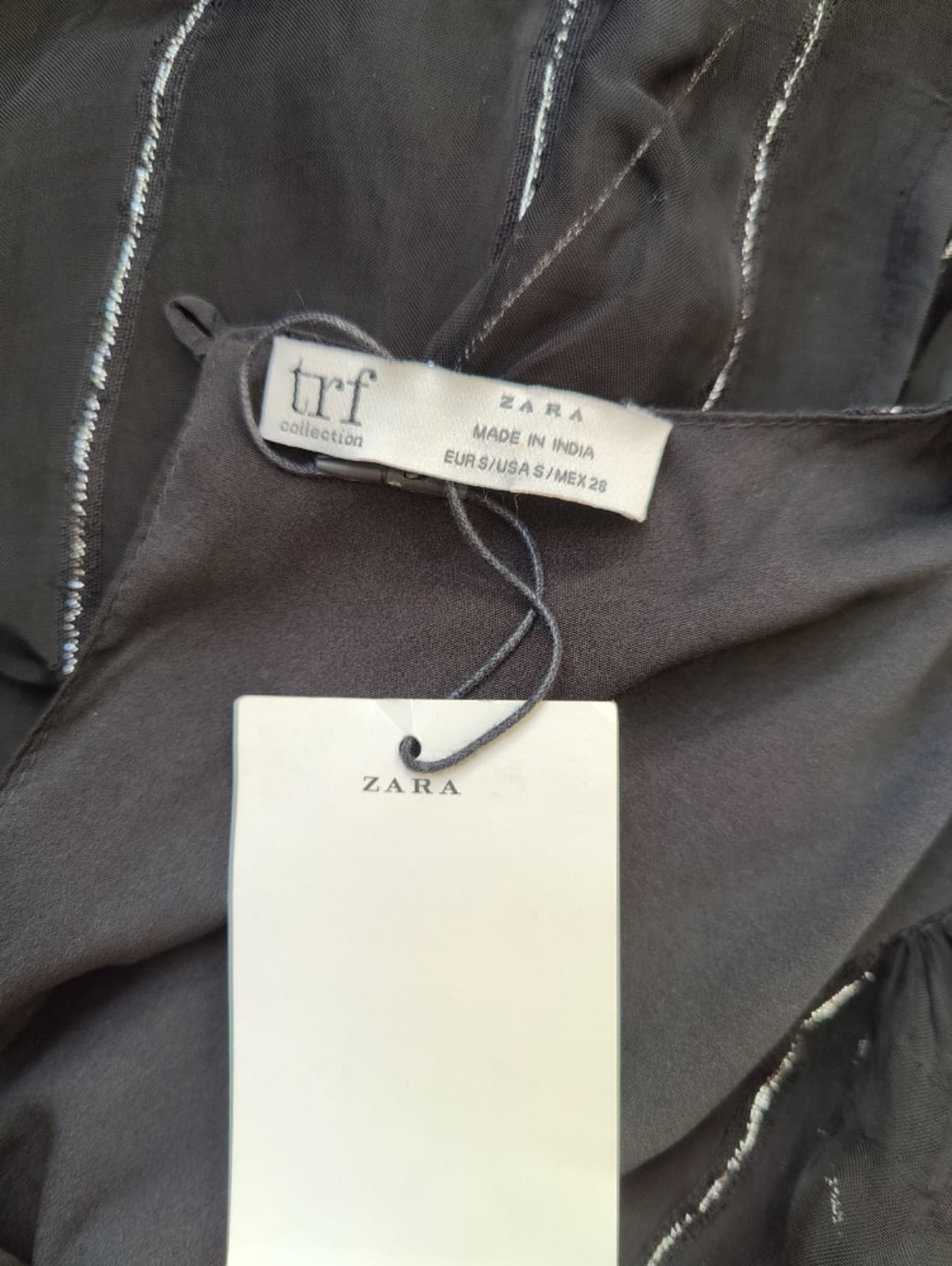 Robe Zara noire brodée rouge – Taille S — photo 5