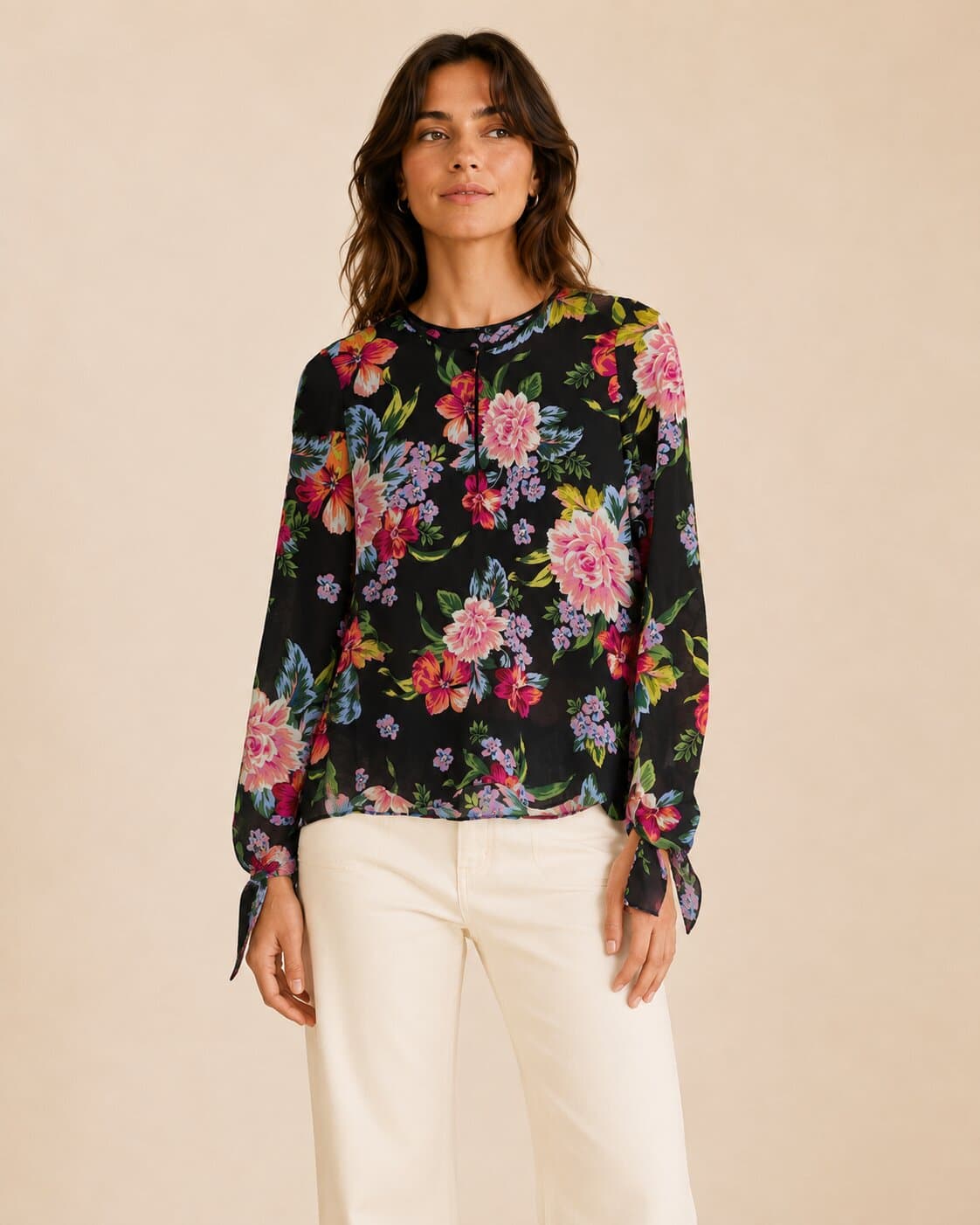 Black blouse with large pink tropical flowers — Stradivarius