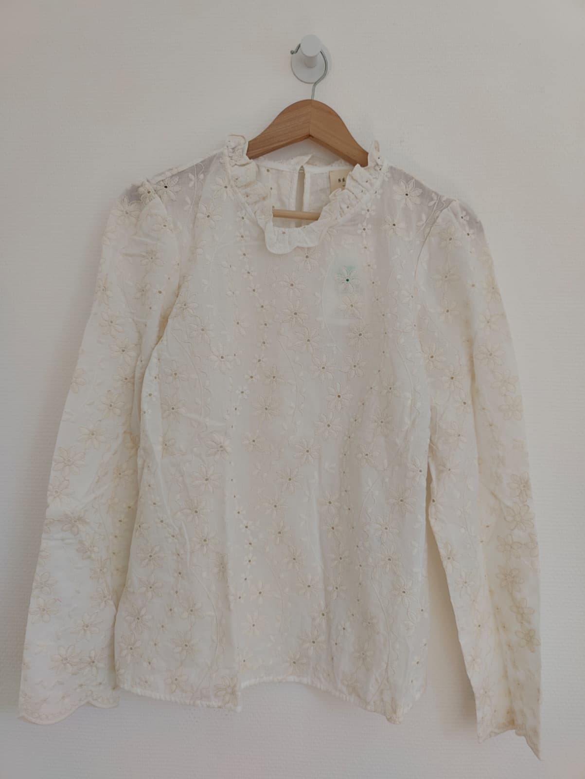 Blouse Sézane en broderie anglaise à col volanté — photo 2