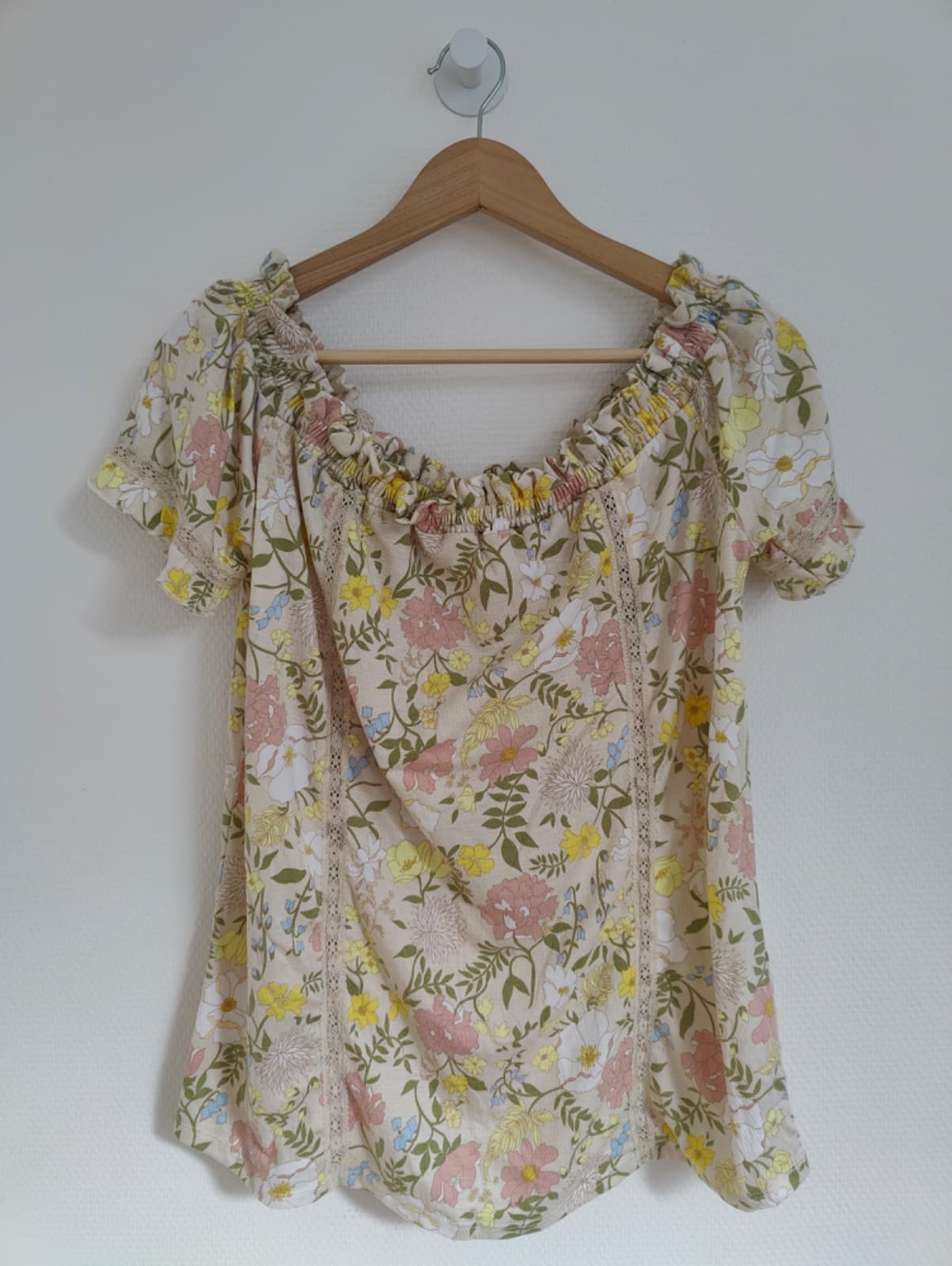 Top fleuri beige à encolure froncée et dentelle Vila – Taille M — photo 2