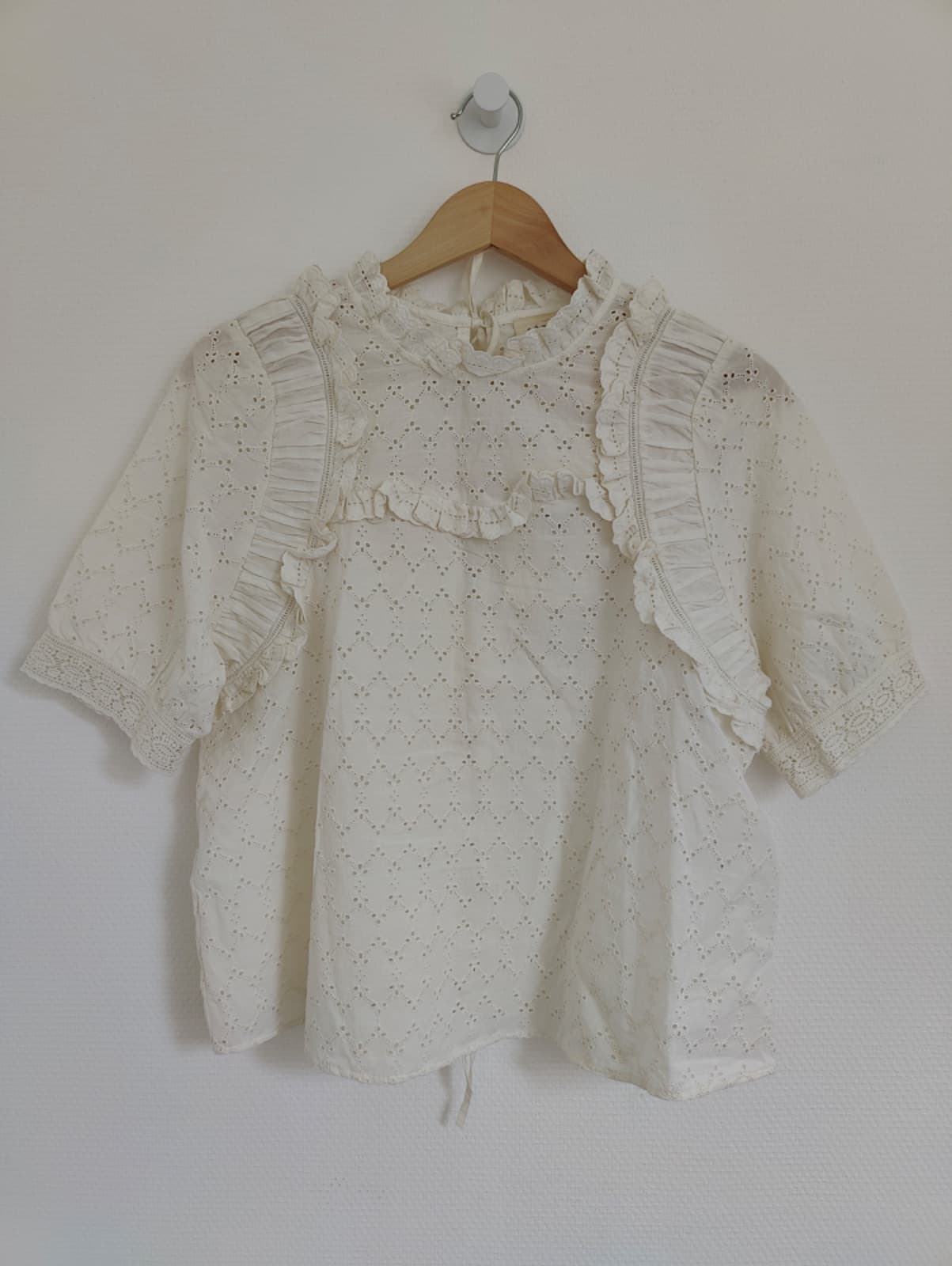 Blouse en broderie anglaise écrue à col volanté Sézane – Taille S — photo 2