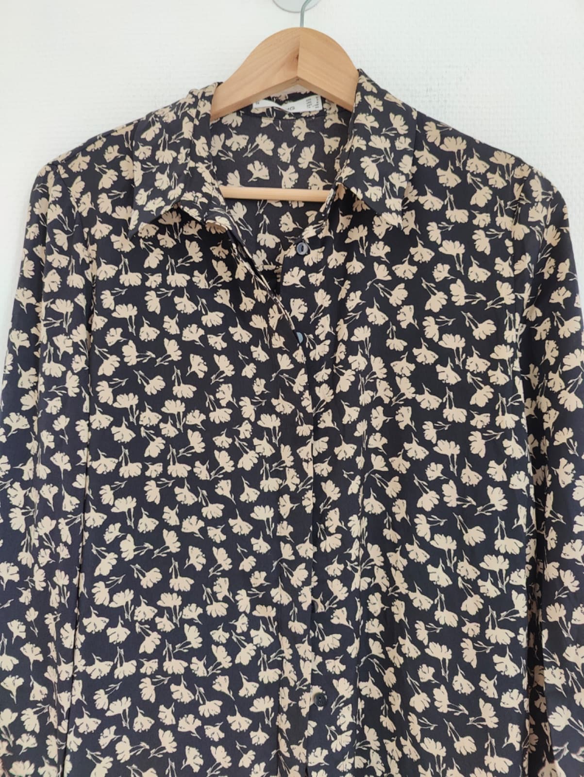 Chemise Mango noire à imprimé floral beige – Taille M — photo 3