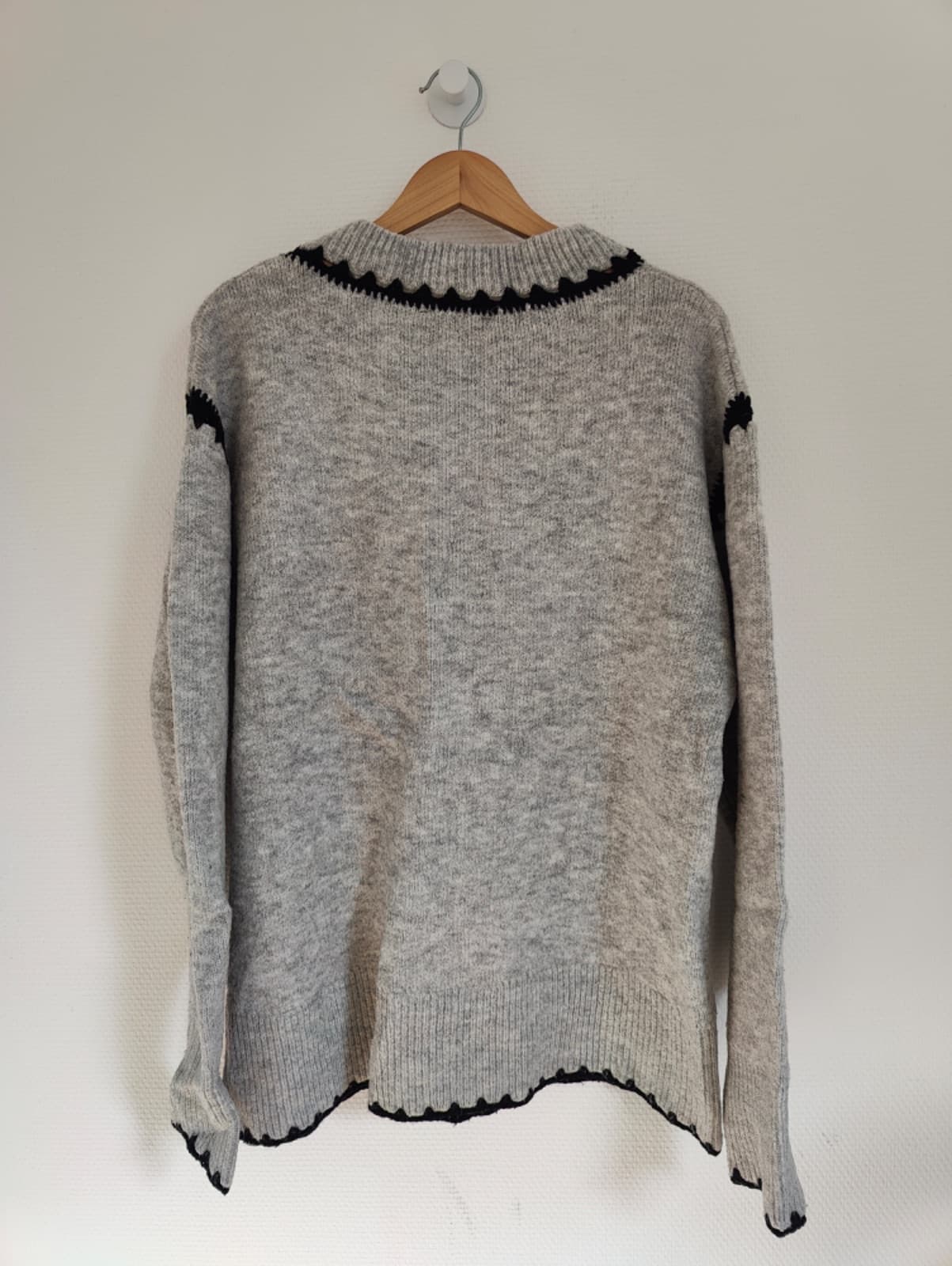 Pull ZARA gris chiné à finitions contrastantes noires – Taille S — photo 4