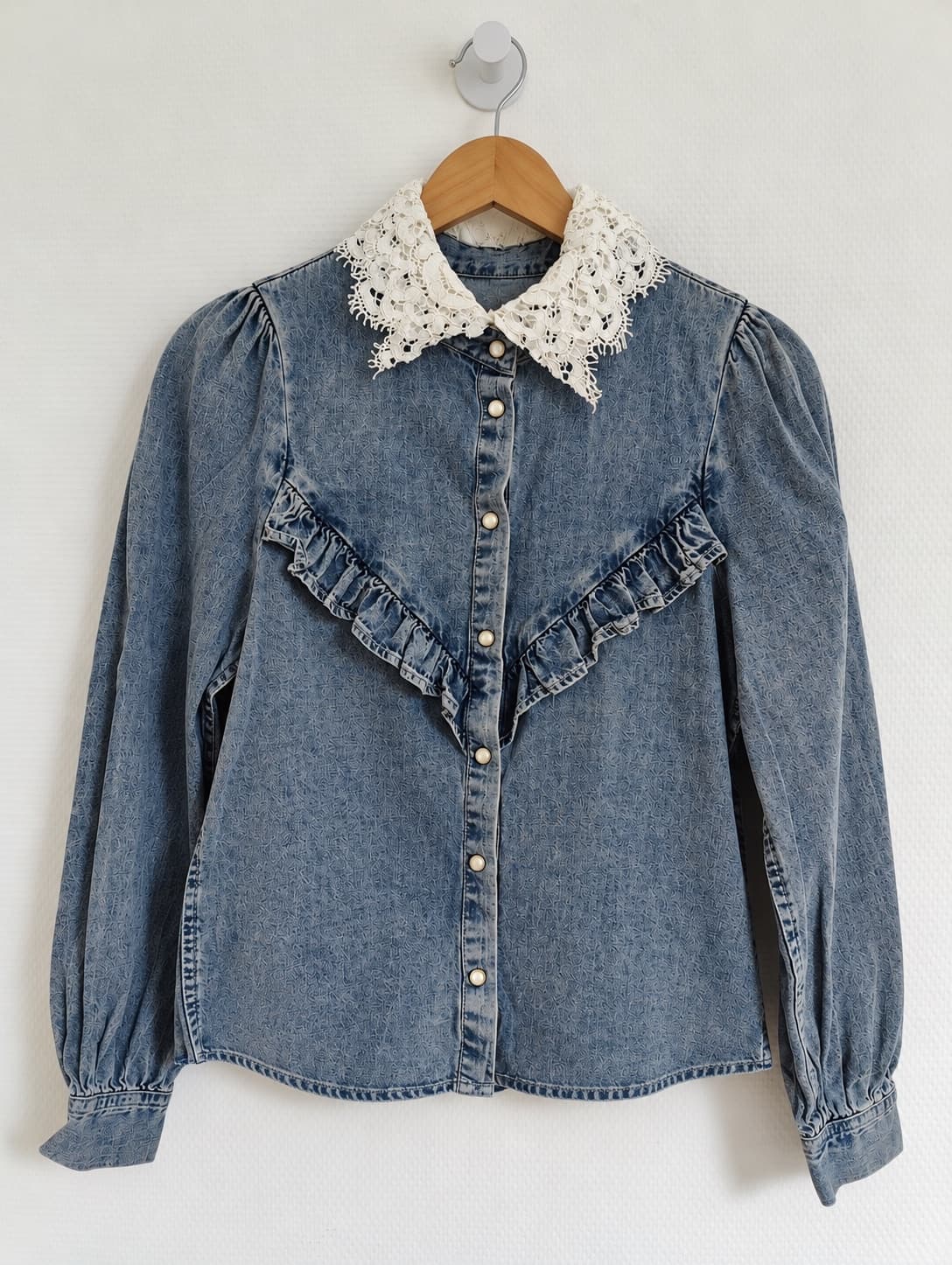 Chemise Zara en jean à volants et col dentelle – Taille XS — photo 2