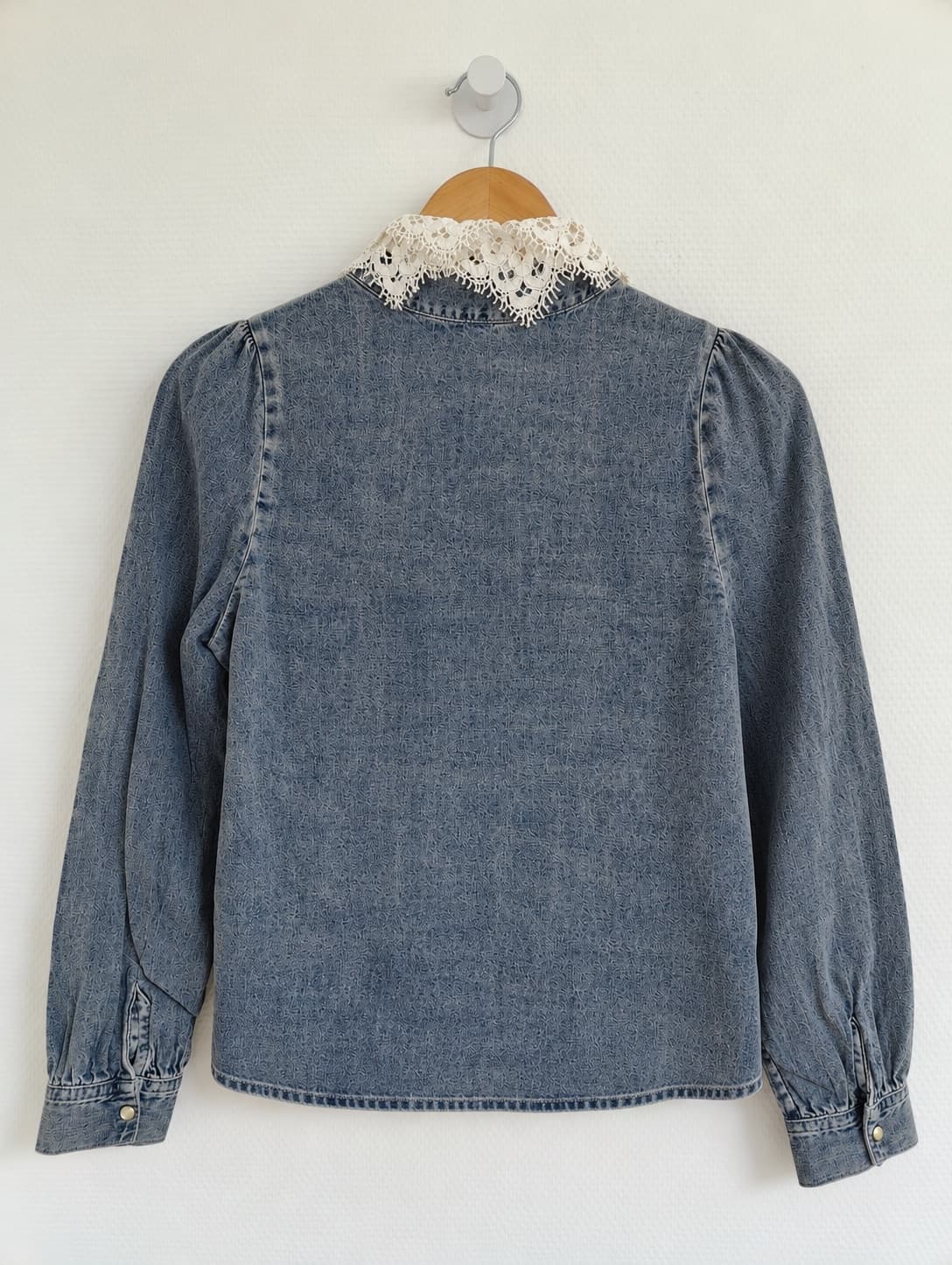 Chemise Zara en jean à volants et col dentelle – Taille XS — photo 4