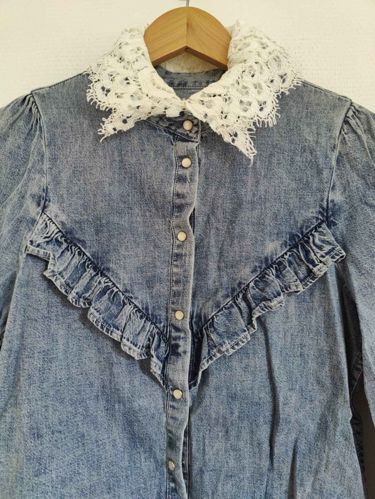 Chemise Zara en jean à volants et col dentelle – Taille XS — photo 3