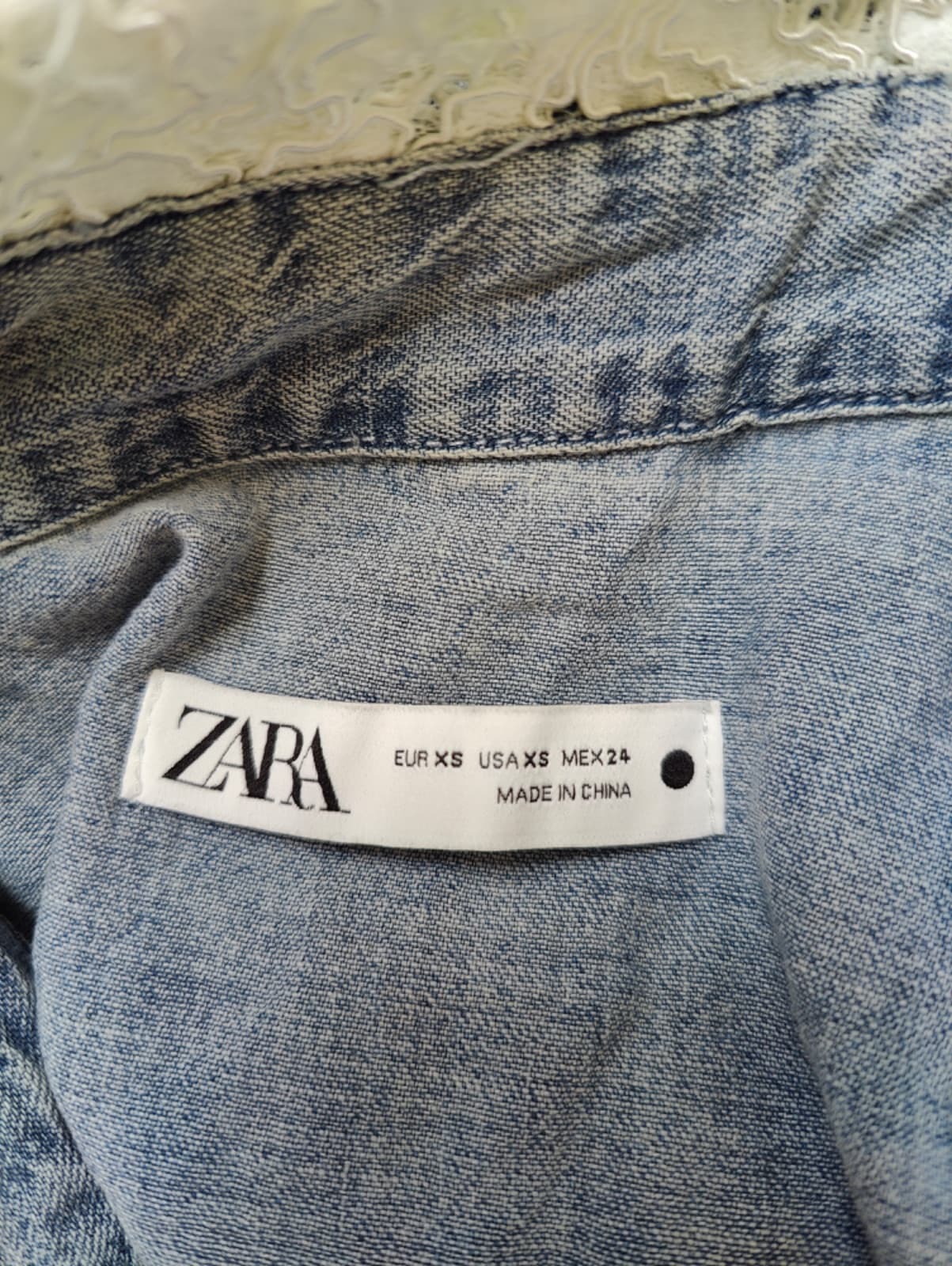Chemise Zara en jean à volants et col dentelle – Taille XS — photo 5