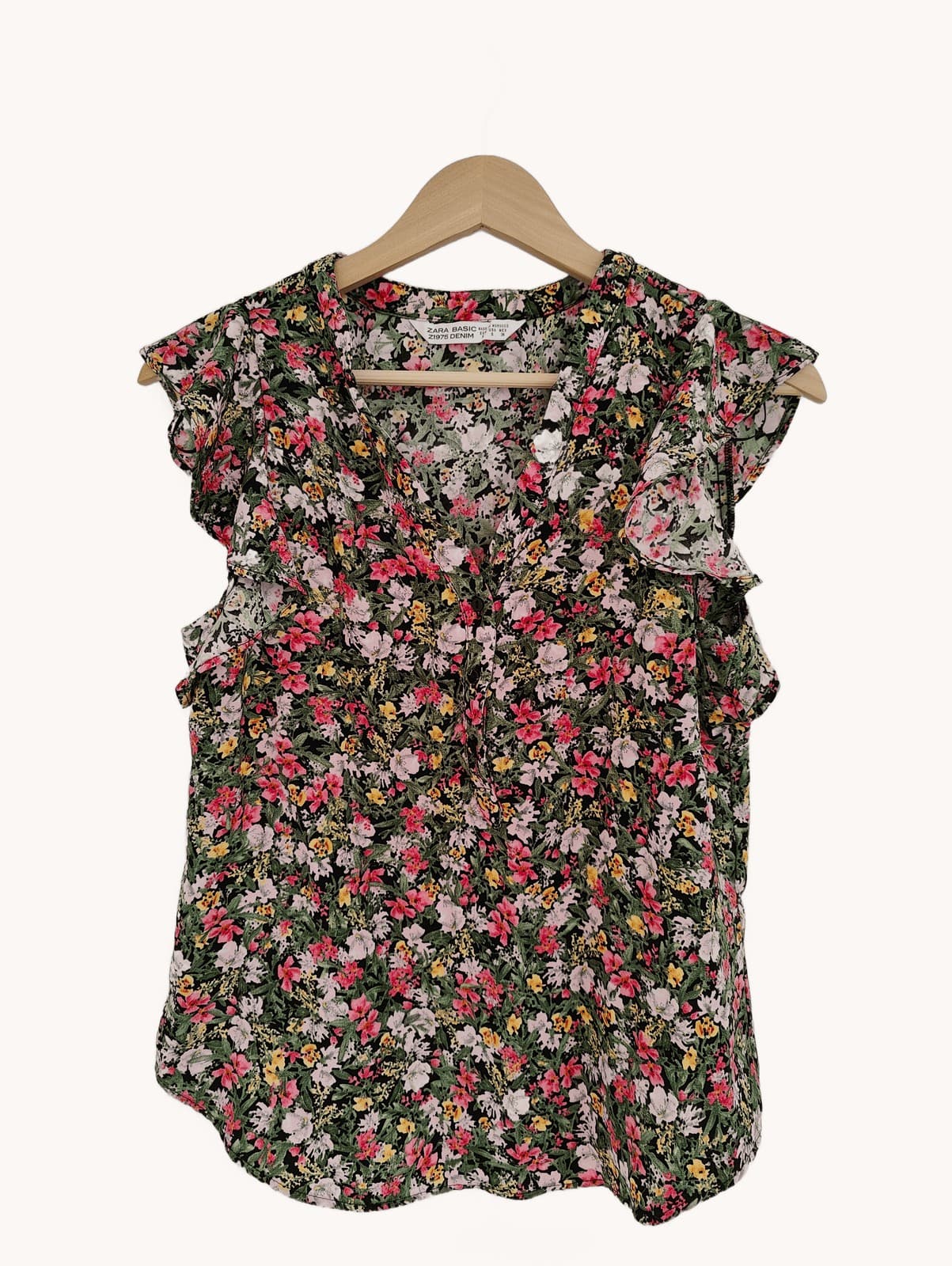 Blouse fleurie noire à volants et col V Zara – Taille S